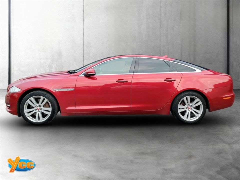 A 2013 JAGUAR XJ 3.0d V6 Premium Luxury Saloon 4dr Diesel Auto Euro 5 (s/s) (275 ps) 9 STAMP A 2013 JAGUAR XJ 3.0d V6 Premium Luxury Saloon 4dr Diesel Auto Euro 5 (s/s) (275 ps) 9 STAMP