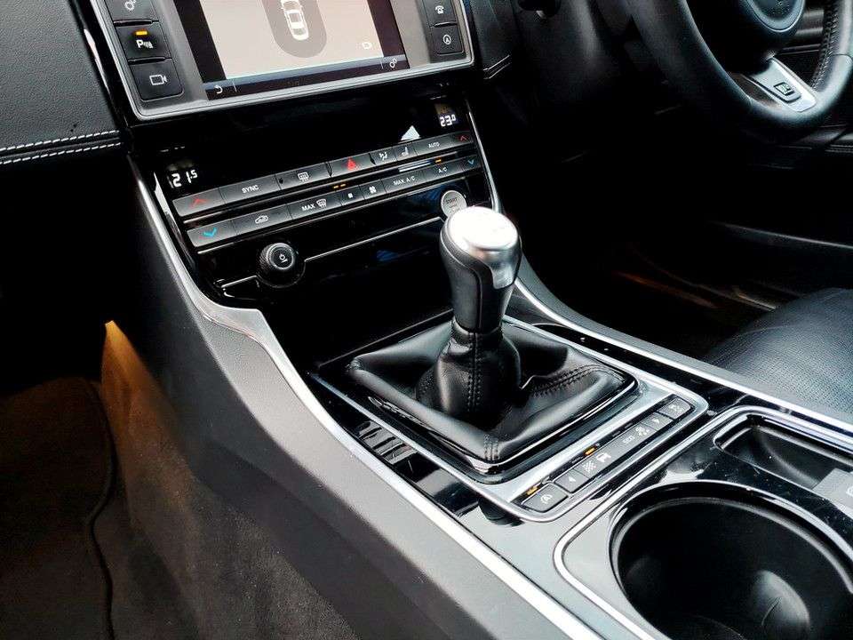 2016 JAGUAR XE 2016 JAGUAR XE