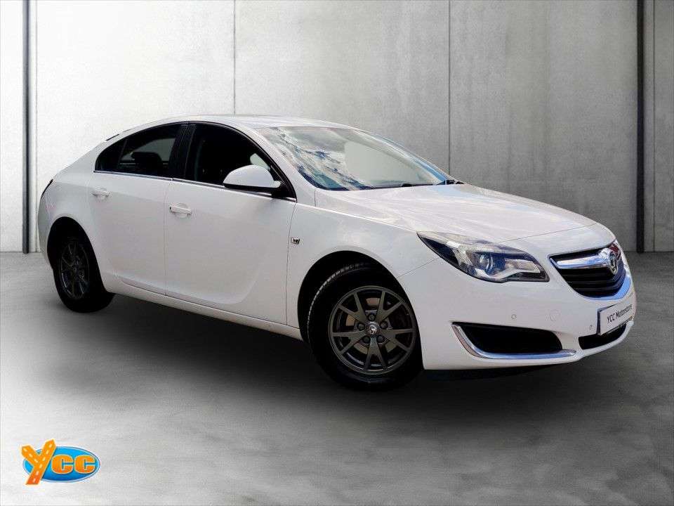 A 2015 VAUXHALL INSIGNIA 2.0 CDTi ecoFLEX Design Nav Hatchback 5dr Diesel Manual Euro 5 (s/s) (140 p A 2015 VAUXHALL INSIGNIA 2.0 CDTi ecoFLEX Design Nav Hatchback 5dr Diesel Manual Euro 5 (s/s) (140 p