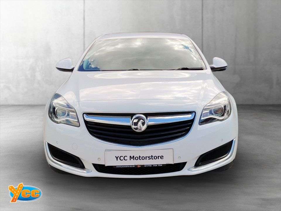 A 2015 VAUXHALL INSIGNIA 2.0 CDTi ecoFLEX Design Nav Hatchback 5dr Diesel Manual Euro 5 (s/s) (140 p A 2015 VAUXHALL INSIGNIA 2.0 CDTi ecoFLEX Design Nav Hatchback 5dr Diesel Manual Euro 5 (s/s) (140 p
