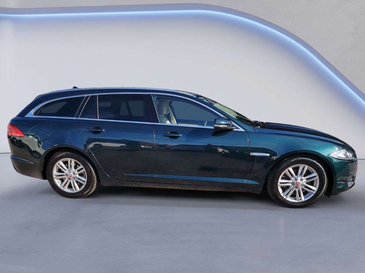 A 2014 JAGUAR XF 2.2d Luxury Sportbrake 5dr Diesel Auto Euro 5 (s/s) (200 ps) 7 STAMP SERVIC A 2014 JAGUAR XF 2.2d Luxury Sportbrake 5dr Diesel Auto Euro 5 (s/s) (200 ps) 7 STAMP SERVIC