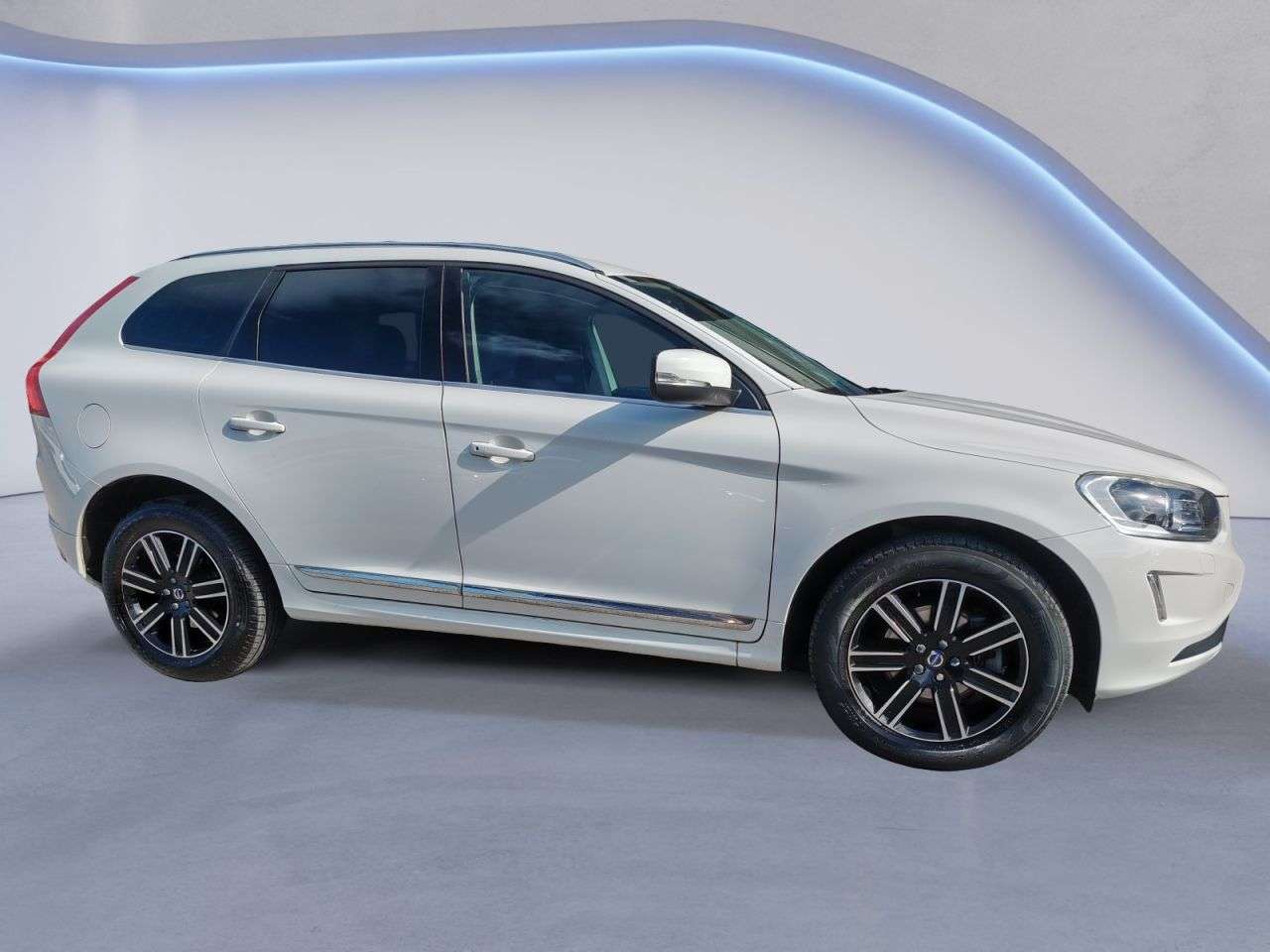 A 2015 VOLVO XC60 2.4 D5 SE Lux Nav SUV 5dr Diesel Manual AWD Euro 6 (s/s) (220 ps) JUST ARRI A 2015 VOLVO XC60 2.4 D5 SE Lux Nav SUV 5dr Diesel Manual AWD Euro 6 (s/s) (220 ps) JUST ARRI