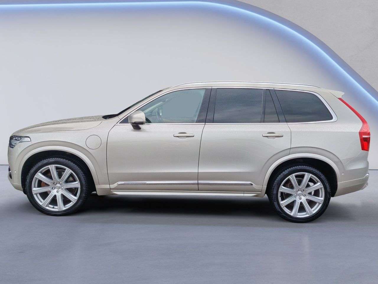 A 2017 VOLVO XC90 2.0h T8 Twin Engine 10.4kWh Inscription Pro SUV 5dr Petrol Plug-in Hybrid A A 2017 VOLVO XC90 2.0h T8 Twin Engine 10.4kWh Inscription Pro SUV 5dr Petrol Plug-in Hybrid A