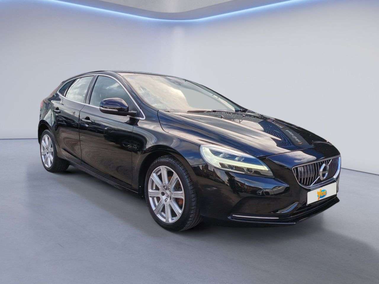 A 2017 VOLVO V40 2.0 D2 Inscription Hatchback 5dr Diesel Manual Euro 6 (s/s) (120 ps) 7 STAM A 2017 VOLVO V40 2.0 D2 Inscription Hatchback 5dr Diesel Manual Euro 6 (s/s) (120 ps) 7 STAM