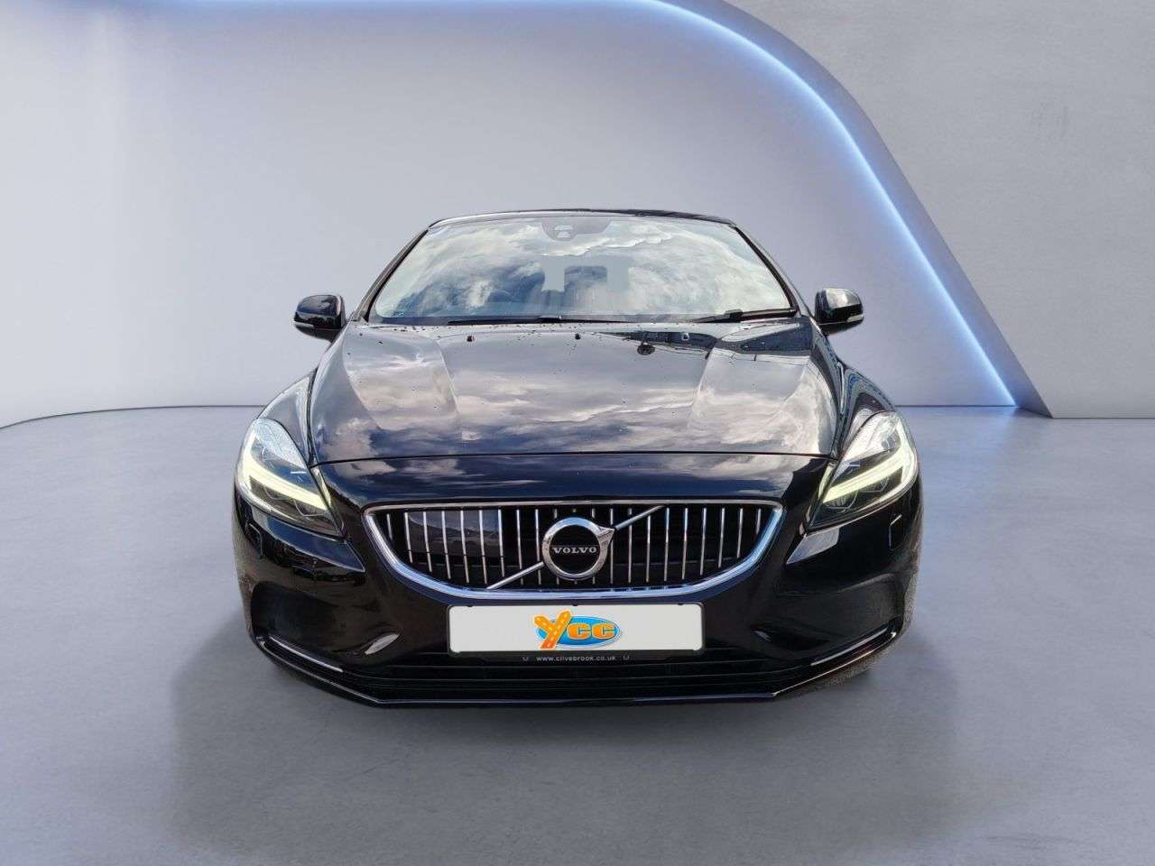 A 2017 VOLVO V40 2.0 D2 Inscription Hatchback 5dr Diesel Manual Euro 6 (s/s) (120 ps) 7 STAM A 2017 VOLVO V40 2.0 D2 Inscription Hatchback 5dr Diesel Manual Euro 6 (s/s) (120 ps) 7 STAM