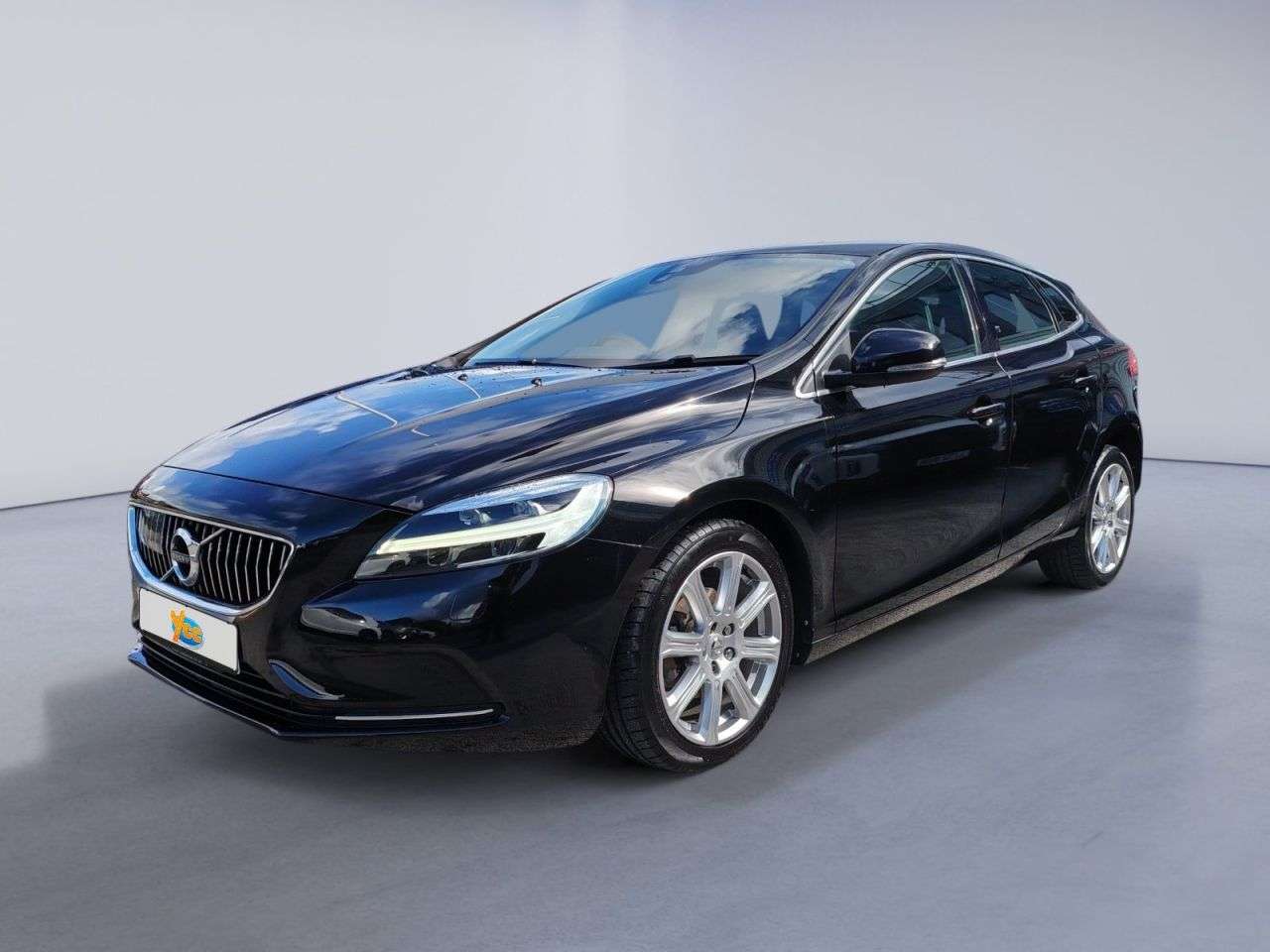 A 2017 VOLVO V40 2.0 D2 Inscription Hatchback 5dr Diesel Manual Euro 6 (s/s) (120 ps) 7 STAM A 2017 VOLVO V40 2.0 D2 Inscription Hatchback 5dr Diesel Manual Euro 6 (s/s) (120 ps) 7 STAM