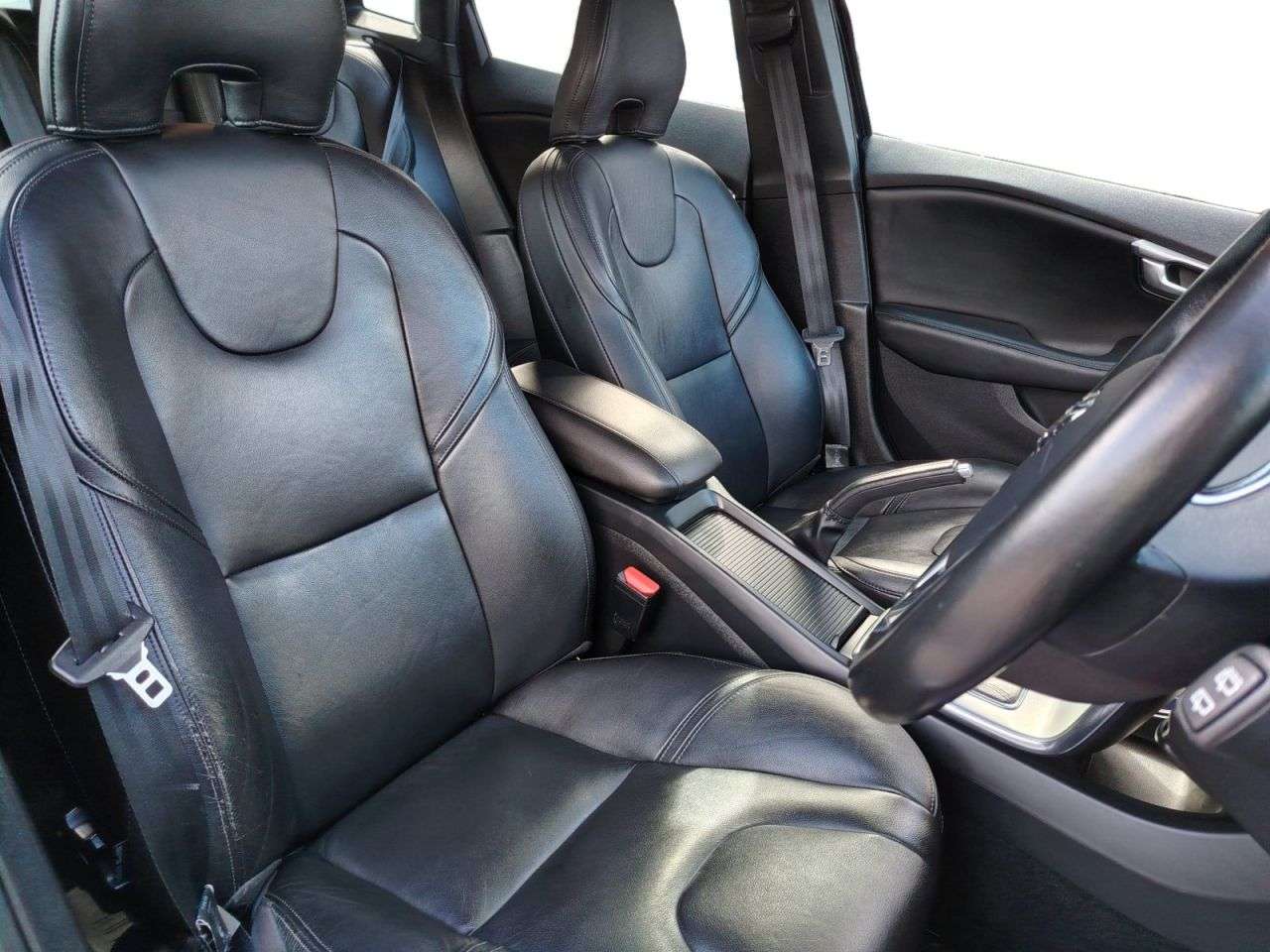 2017 VOLVO V40 2017 VOLVO V40