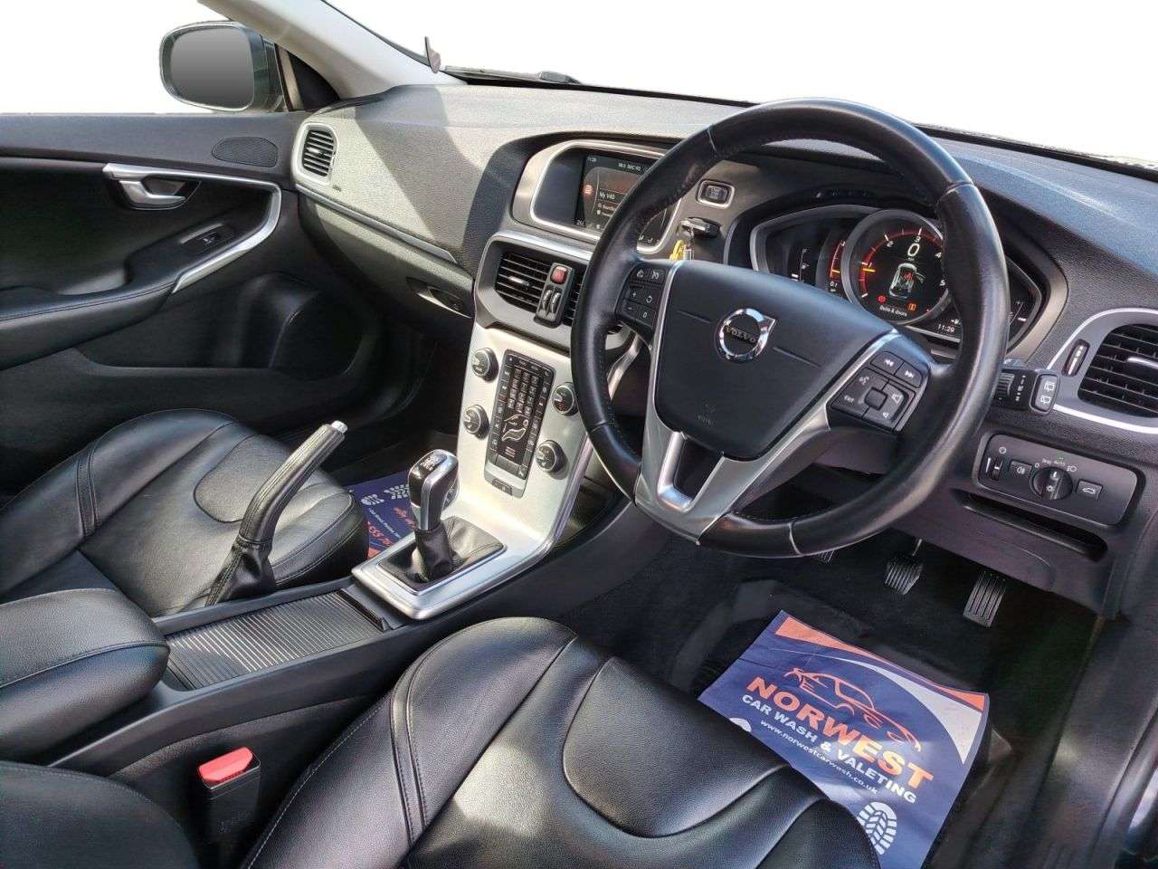 2017 VOLVO V40 2017 VOLVO V40