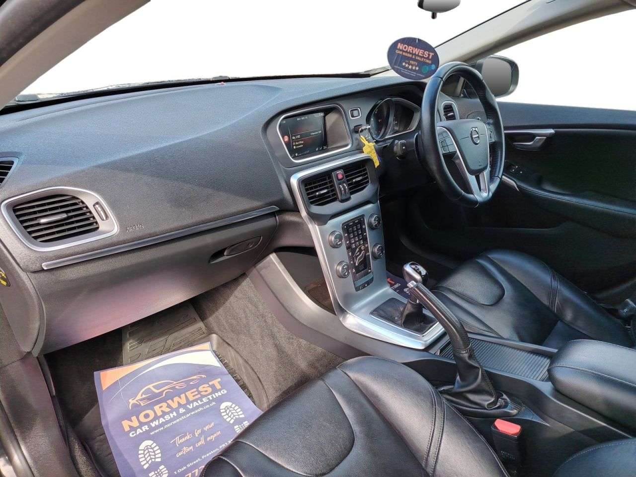 2017 VOLVO V40 2017 VOLVO V40