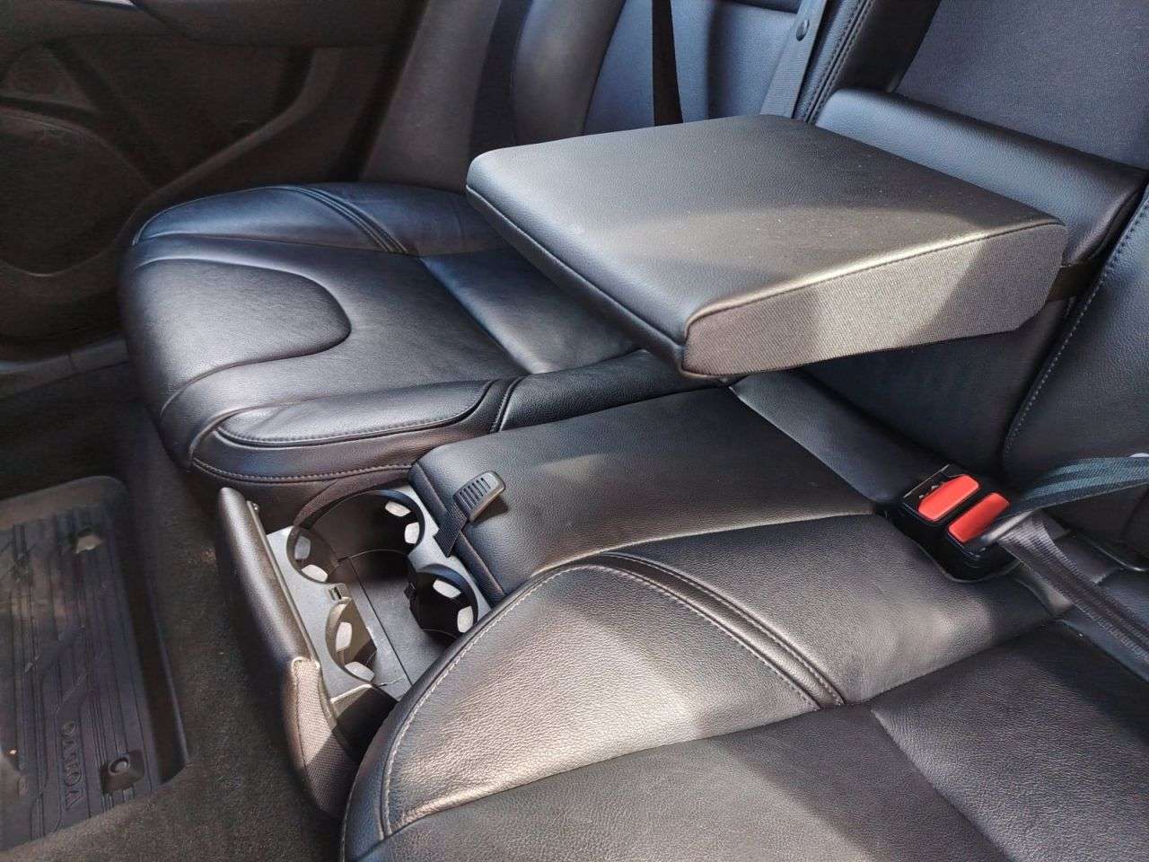 2017 VOLVO V40 2017 VOLVO V40