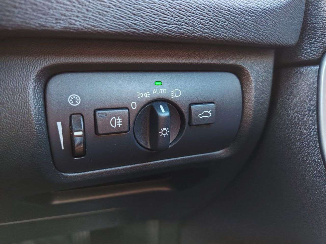 2017 VOLVO V40 2017 VOLVO V40