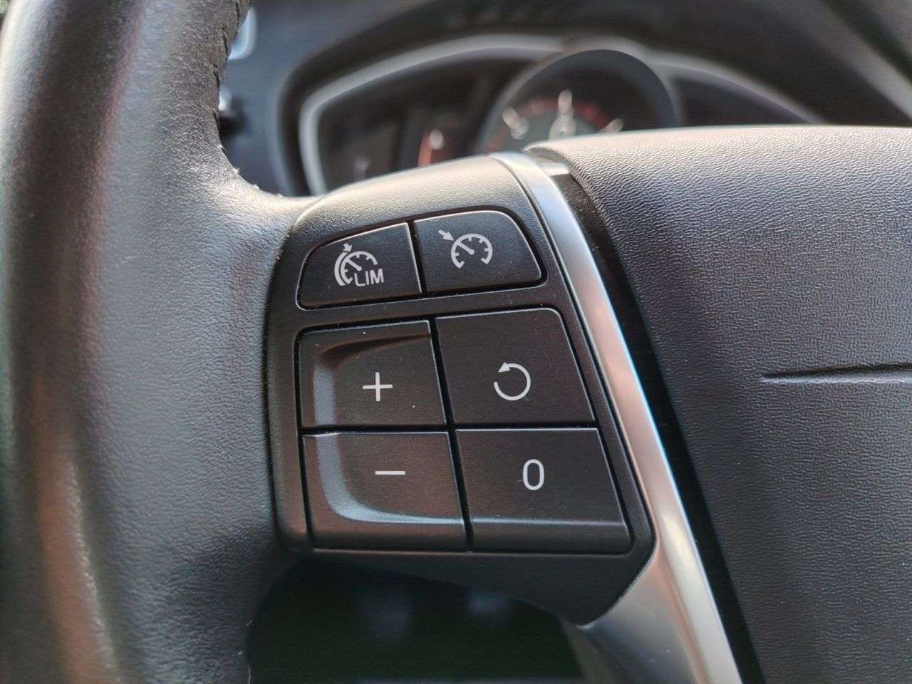 2017 VOLVO V40 2017 VOLVO V40