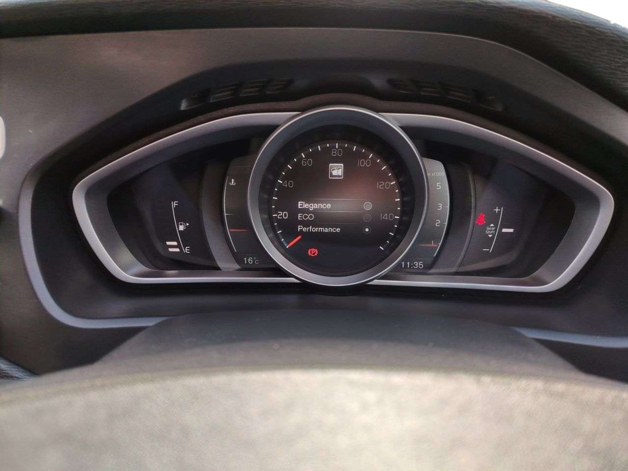 2017 VOLVO V40 2017 VOLVO V40