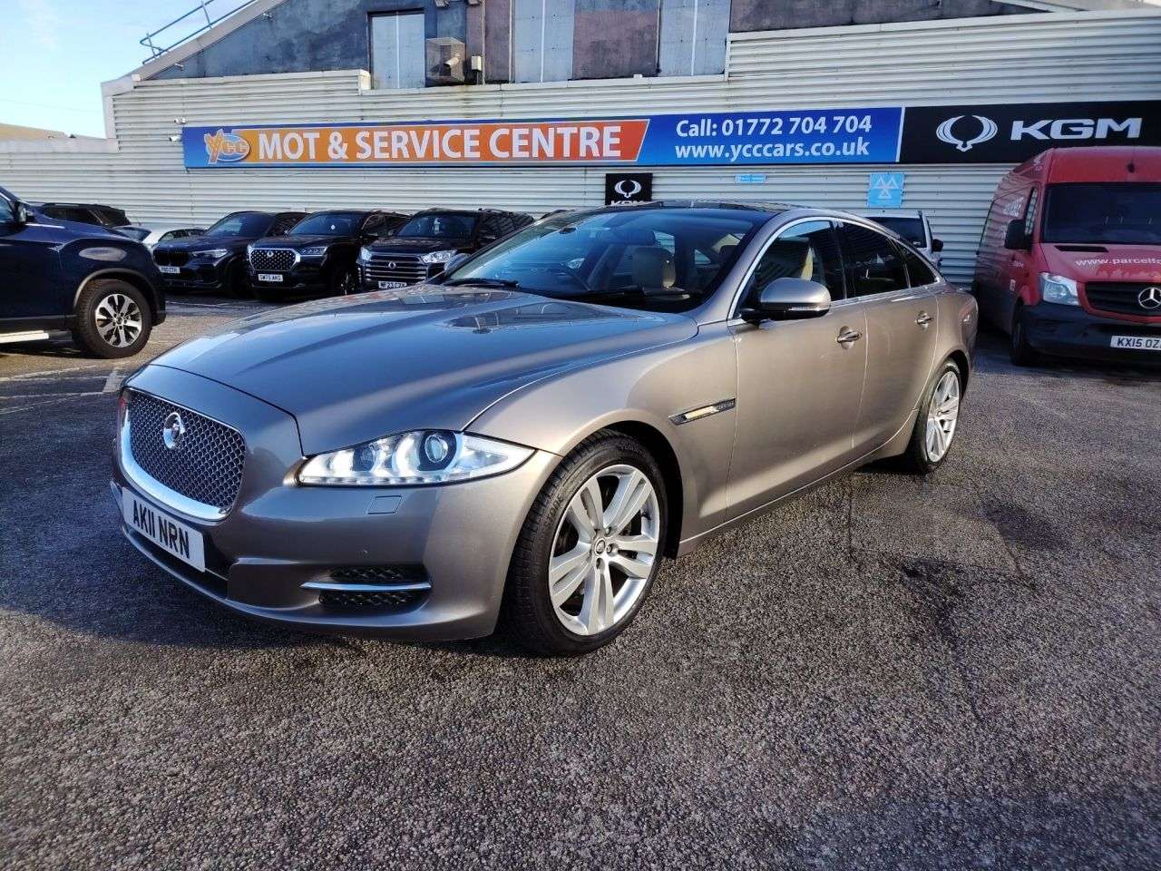 A 2011 JAGUAR XJ 3.0d V6 Premium Luxury Saloon 4dr Diesel Auto Euro 5 (275 ps) 11 STAMP SERV A 2011 JAGUAR XJ 3.0d V6 Premium Luxury Saloon 4dr Diesel Auto Euro 5 (275 ps) 11 STAMP SERV