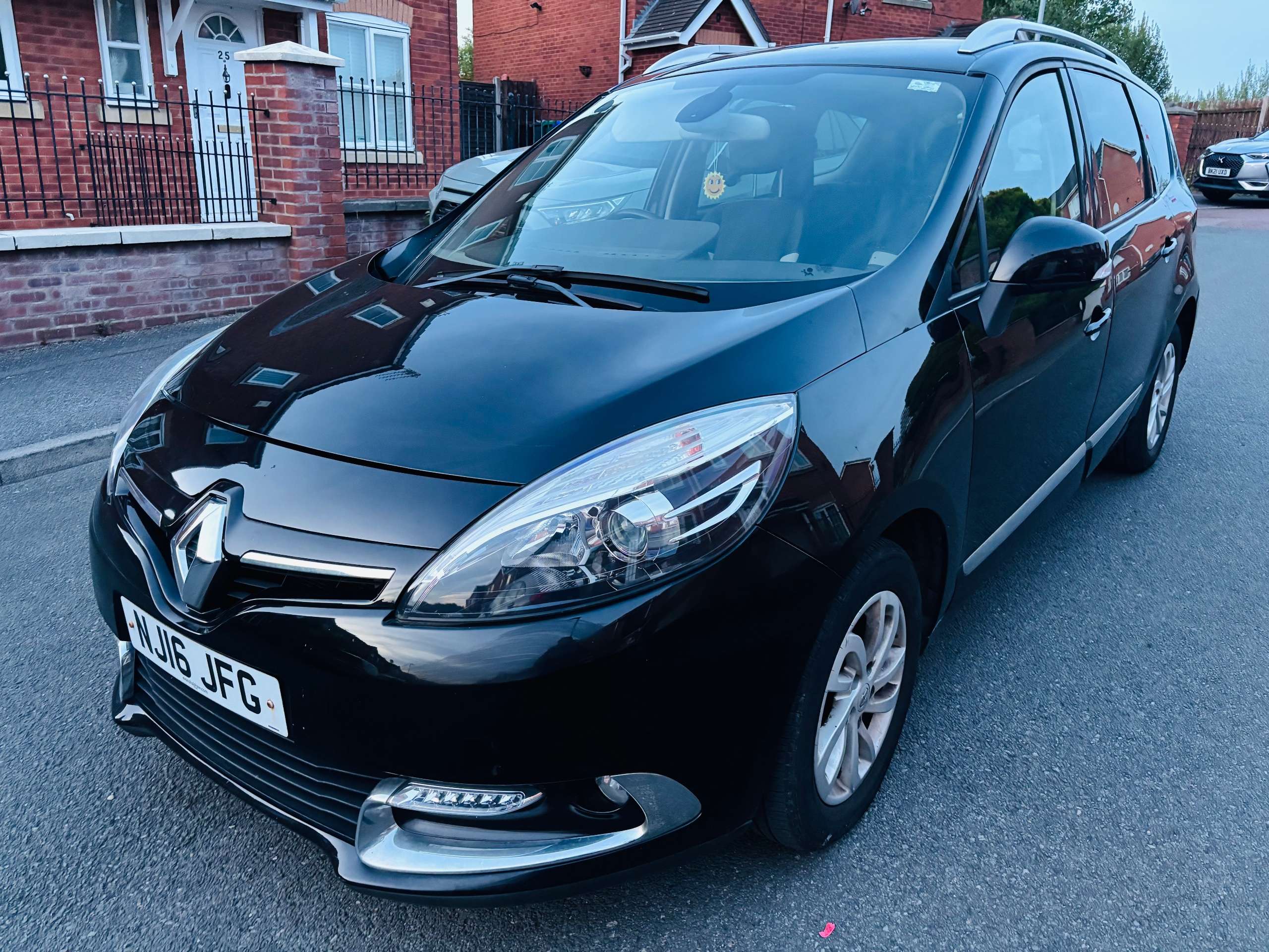 A 2016 RENAULT GRAND SCENIC 1.5 dCi Dynamique Nav MPV 5dr Diesel Auto Euro 6 (110 ps) A 2016 RENAULT GRAND SCENIC 1.5 dCi Dynamique Nav MPV 5dr Diesel Auto Euro 6 (110 ps)