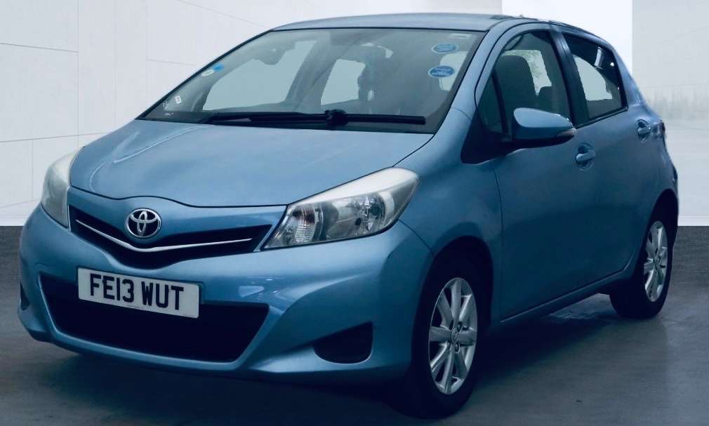 A 2013 TOYOTA YARIS 1.33 Dual VVT-i TR Hatchback 5dr Petrol Manual Euro 5 (101 ps) A 2013 TOYOTA YARIS 1.33 Dual VVT-i TR Hatchback 5dr Petrol Manual Euro 5 (101 ps)