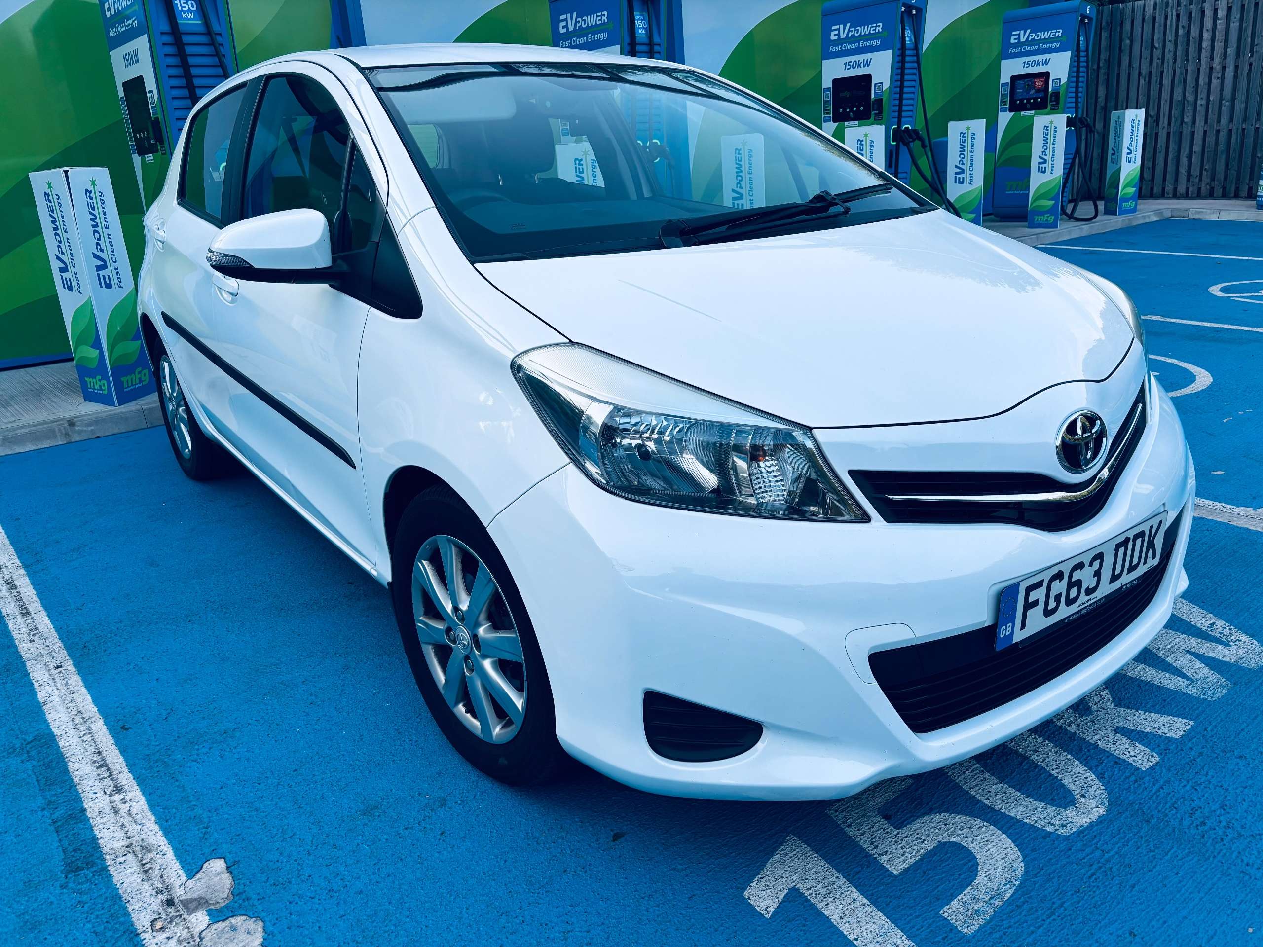 A 2013 TOYOTA YARIS 1.33 Dual VVT-i TR Hatchback 5dr Petrol Manual Euro 5 (101 ps) A 2013 TOYOTA YARIS 1.33 Dual VVT-i TR Hatchback 5dr Petrol Manual Euro 5 (101 ps)
