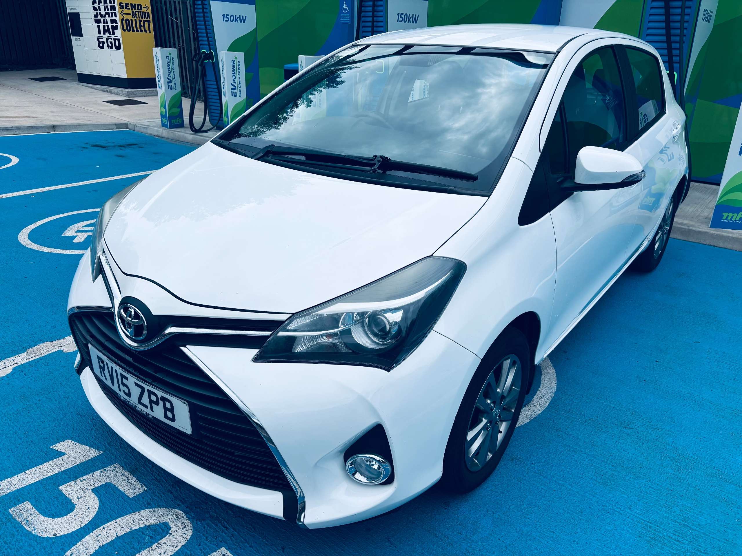 A 2015 TOYOTA YARIS 1.33 Dual VVT-i Icon Hatchback 5dr Petrol Manual Euro 5 Euro 5 (99 ps) A 2015 TOYOTA YARIS 1.33 Dual VVT-i Icon Hatchback 5dr Petrol Manual Euro 5 Euro 5 (99 ps)