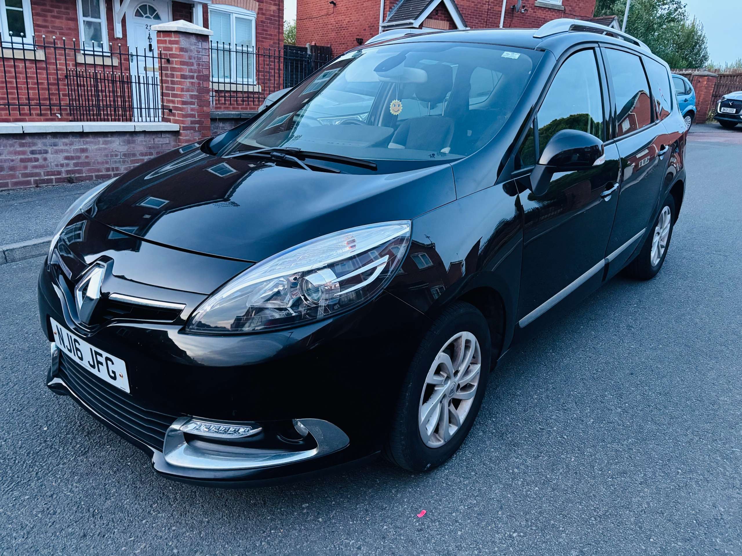 A 2016 RENAULT GRAND SCENIC 1.5 dCi Dynamique Nav MPV 5dr Diesel Auto Euro 6 (110 ps) A 2016 RENAULT GRAND SCENIC 1.5 dCi Dynamique Nav MPV 5dr Diesel Auto Euro 6 (110 ps)
