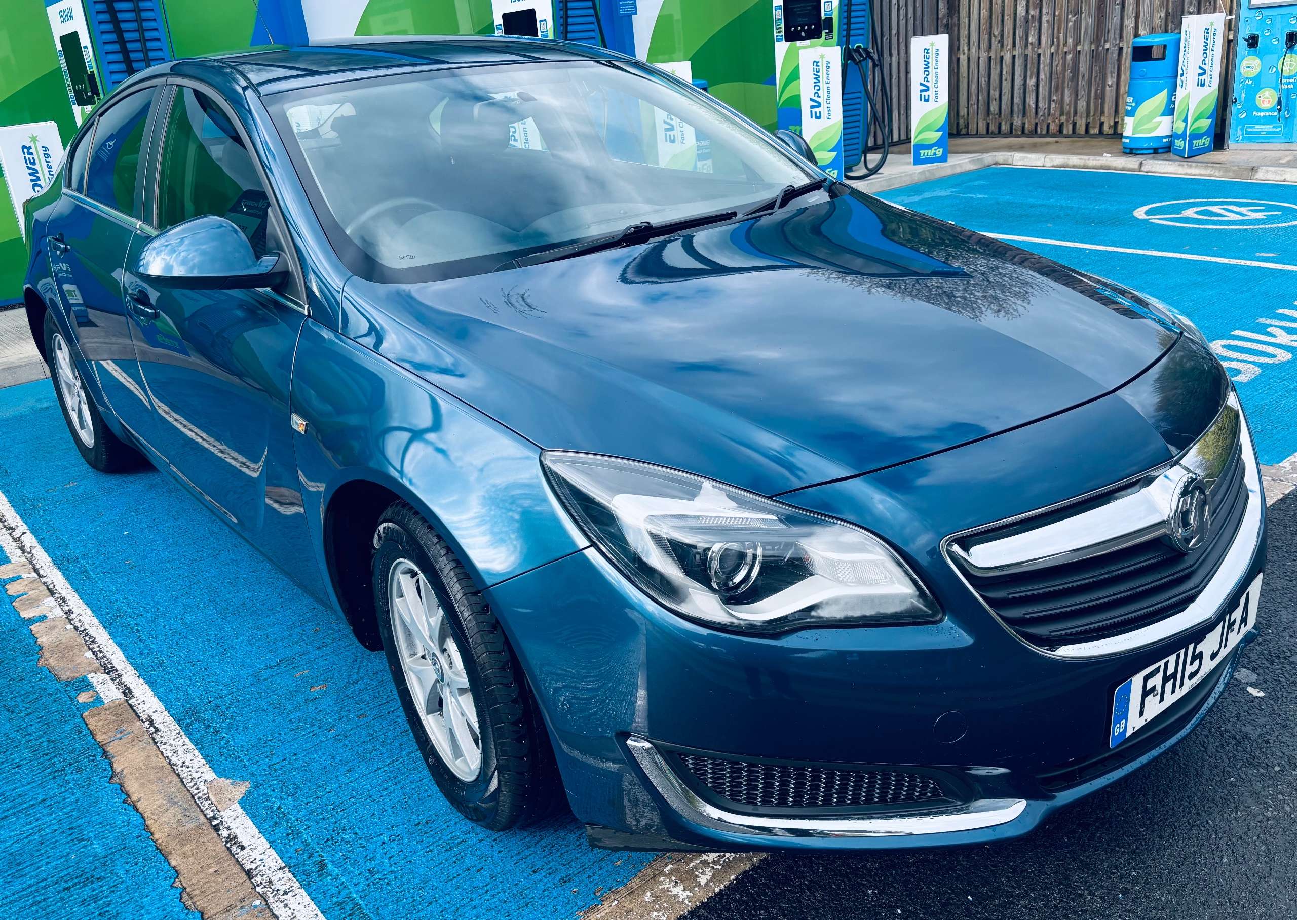 A 2015 VAUXHALL INSIGNIA 2.0 CDTi Design Hatchback 5dr Diesel Auto Euro 5 (130 ps) A 2015 VAUXHALL INSIGNIA 2.0 CDTi Design Hatchback 5dr Diesel Auto Euro 5 (130 ps)