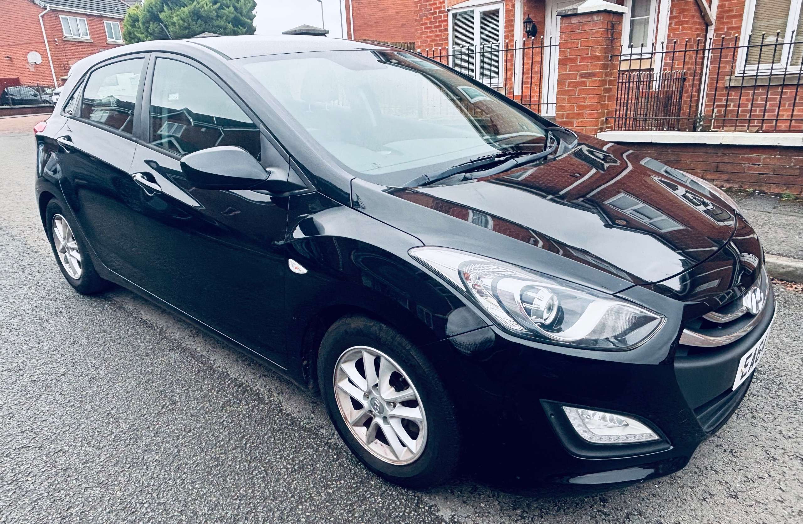 A 2014 HYUNDAI I30 1.6 CRDi Blue Drive Active Hatchback 5dr Diesel Manual Euro 5 (s/s) (110 ps) A 2014 HYUNDAI I30 1.6 CRDi Blue Drive Active Hatchback 5dr Diesel Manual Euro 5 (s/s) (110 ps)