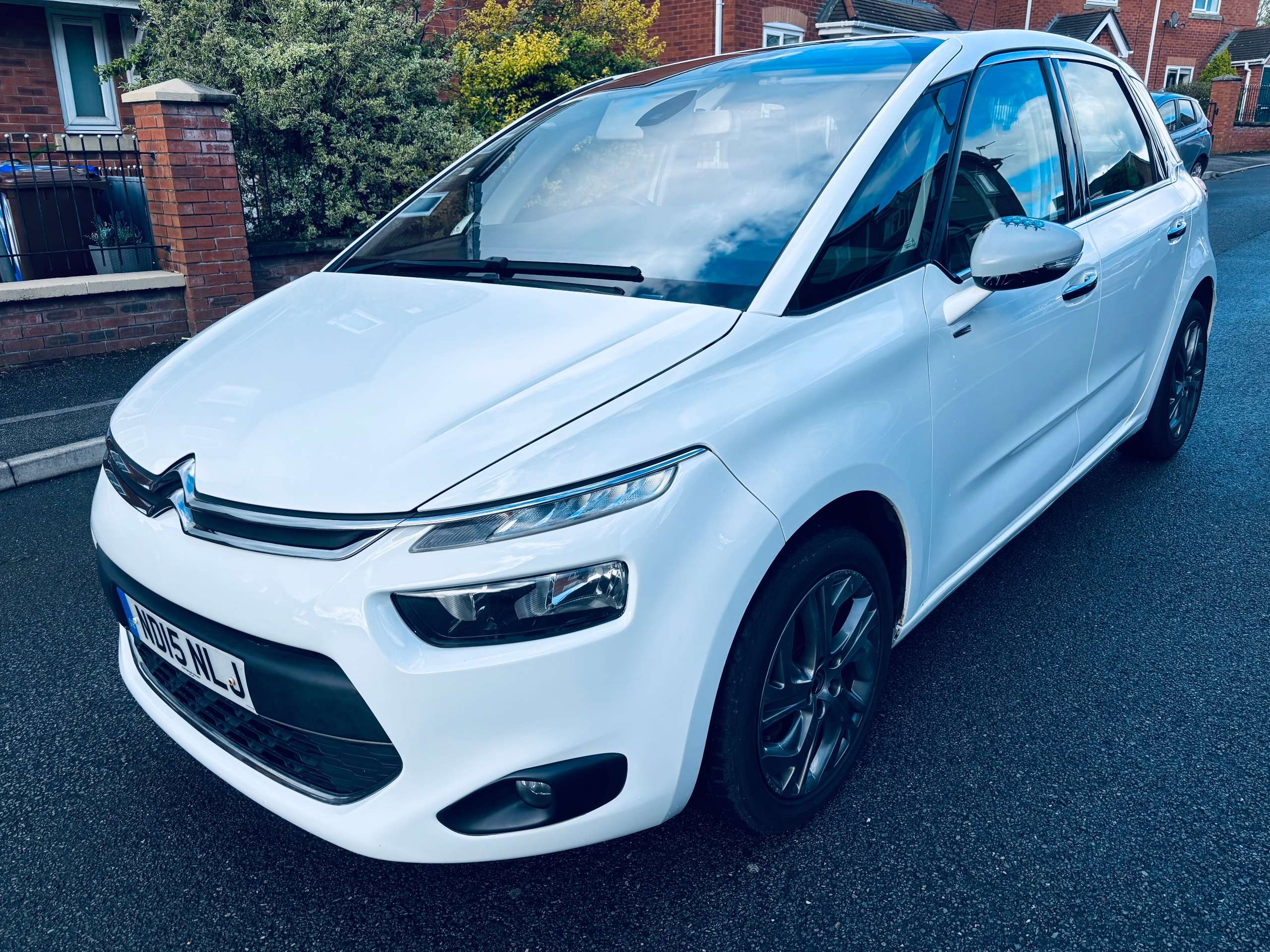 A 2015 CITROEN C4 PICASSO 1.6 e-HDi Exclusive MPV 5dr Diesel ETG6 Euro 5 (s/s) (115 ps) A 2015 CITROEN C4 PICASSO 1.6 e-HDi Exclusive MPV 5dr Diesel ETG6 Euro 5 (s/s) (115 ps)