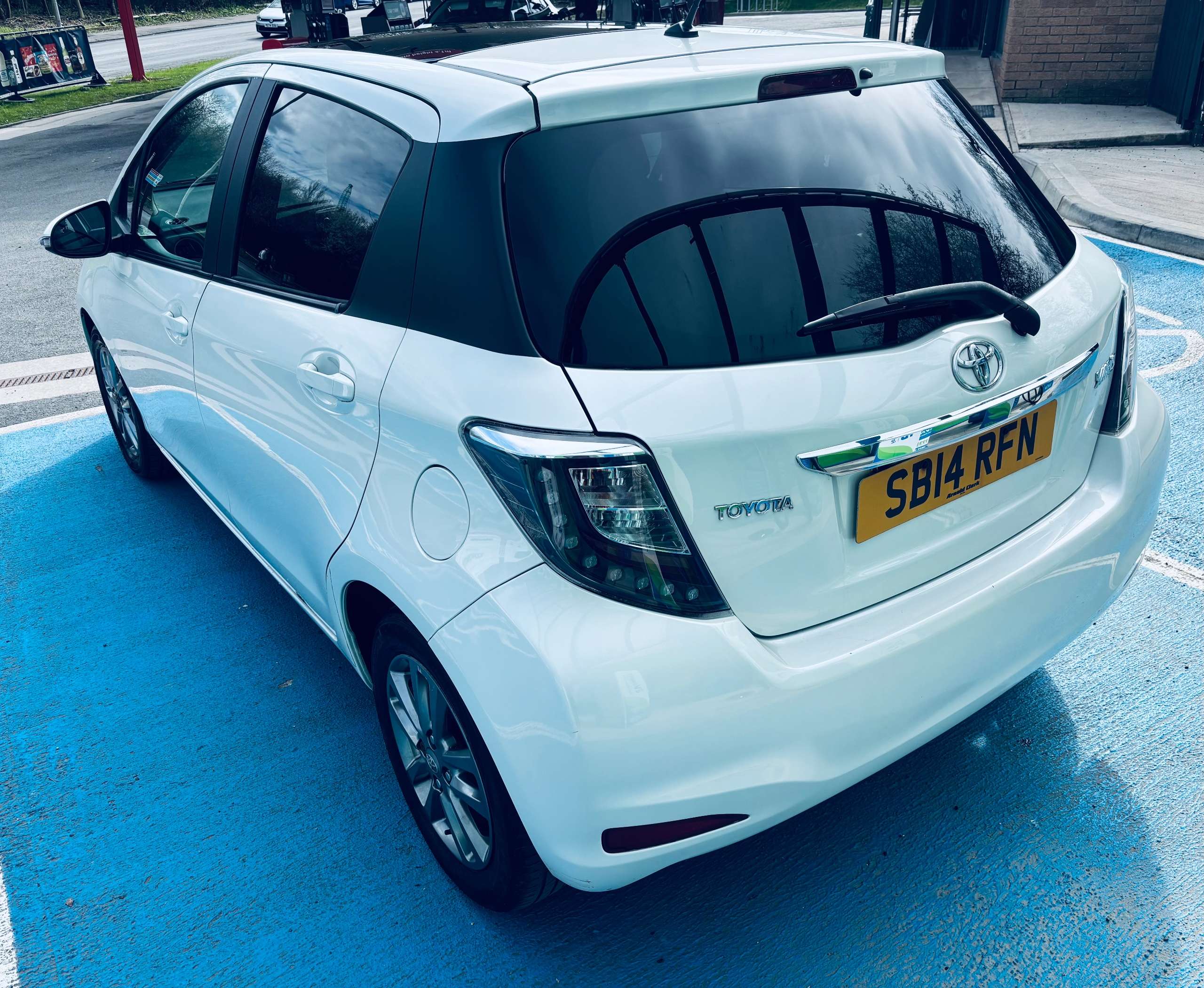 A 2014 TOYOTA YARIS 1.33 Dual VVT-i Icon Plus Hatchback 5dr Petrol Manual Euro 5 (99 ps) A 2014 TOYOTA YARIS 1.33 Dual VVT-i Icon Plus Hatchback 5dr Petrol Manual Euro 5 (99 ps)