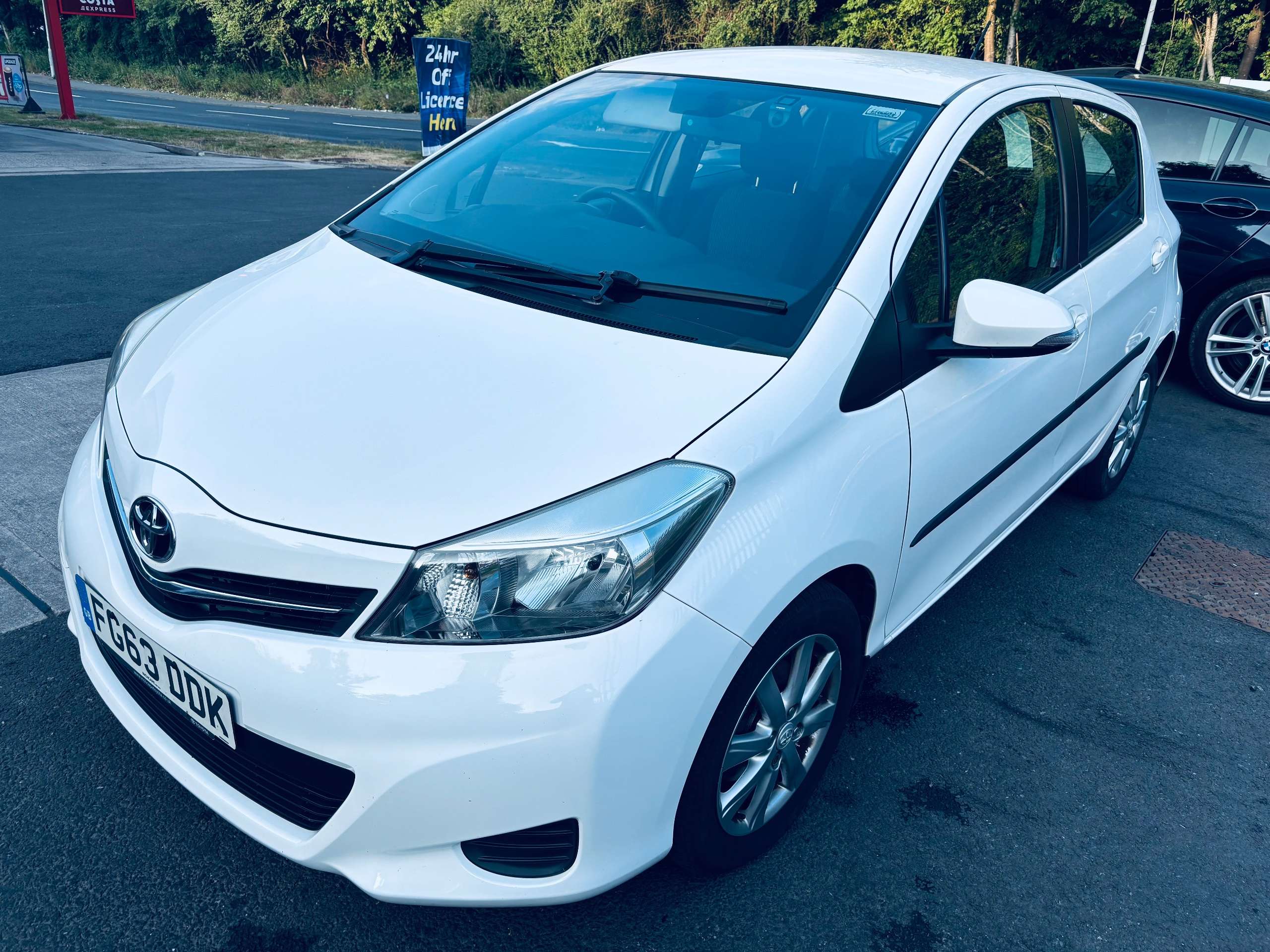 A 2013 TOYOTA YARIS 1.33 Dual VVT-i TR Hatchback 5dr Petrol Manual Euro 5 (101 ps) A 2013 TOYOTA YARIS 1.33 Dual VVT-i TR Hatchback 5dr Petrol Manual Euro 5 (101 ps)