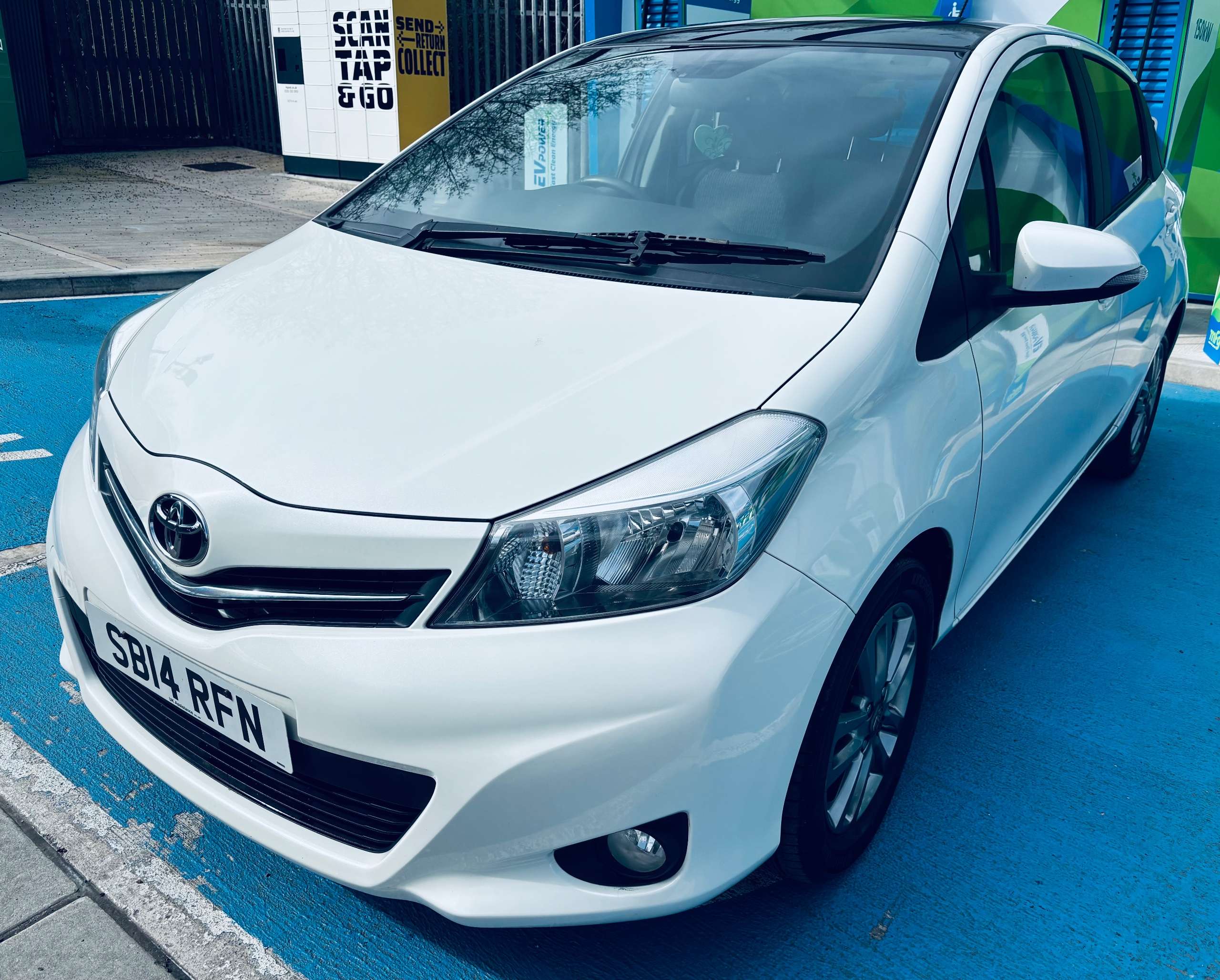 A 2014 TOYOTA YARIS 1.33 Dual VVT-i Icon Plus Hatchback 5dr Petrol Manual Euro 5 (99 ps) A 2014 TOYOTA YARIS 1.33 Dual VVT-i Icon Plus Hatchback 5dr Petrol Manual Euro 5 (99 ps)