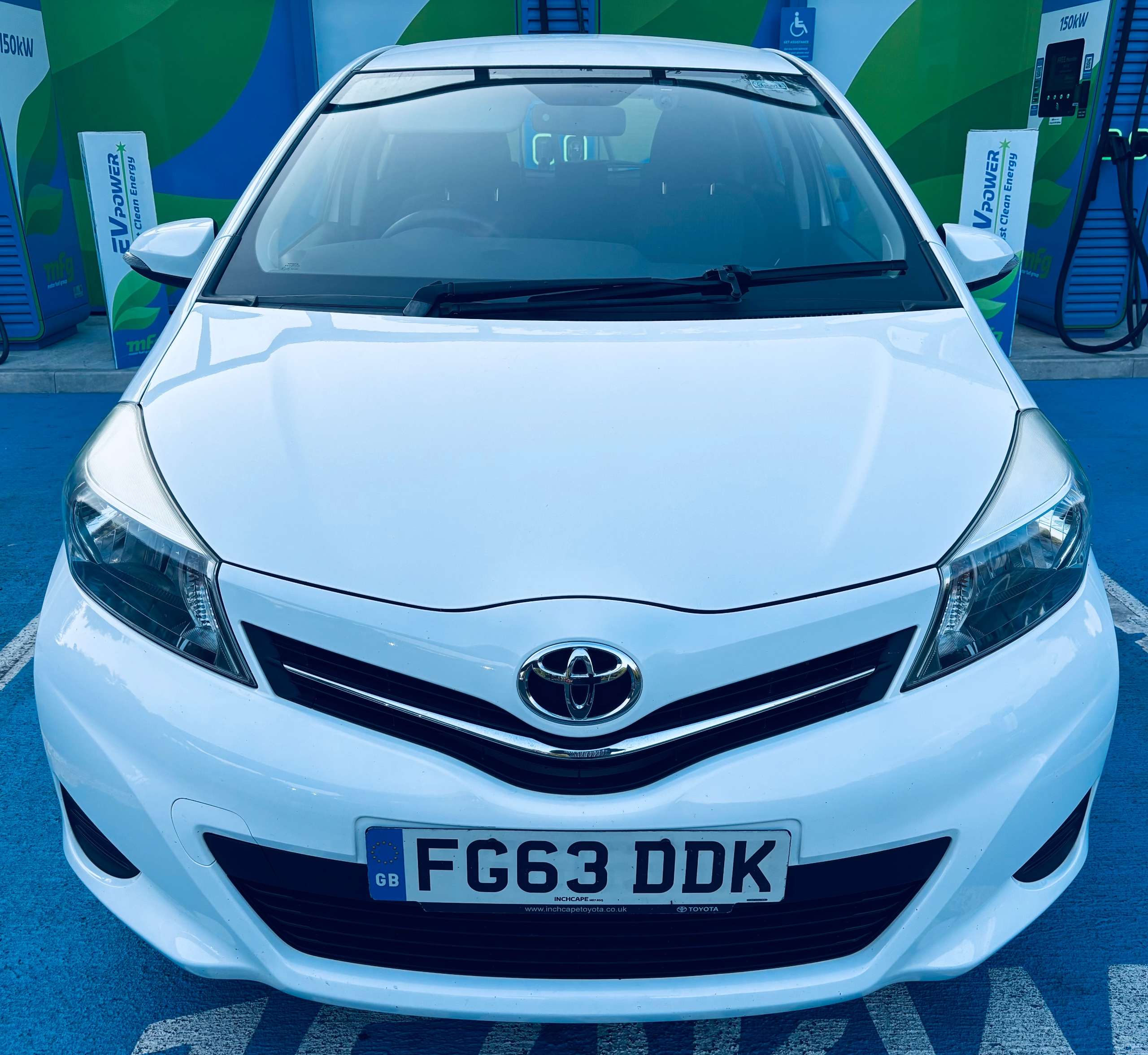 A 2013 TOYOTA YARIS 1.33 Dual VVT-i TR Hatchback 5dr Petrol Manual Euro 5 (101 ps) A 2013 TOYOTA YARIS 1.33 Dual VVT-i TR Hatchback 5dr Petrol Manual Euro 5 (101 ps)