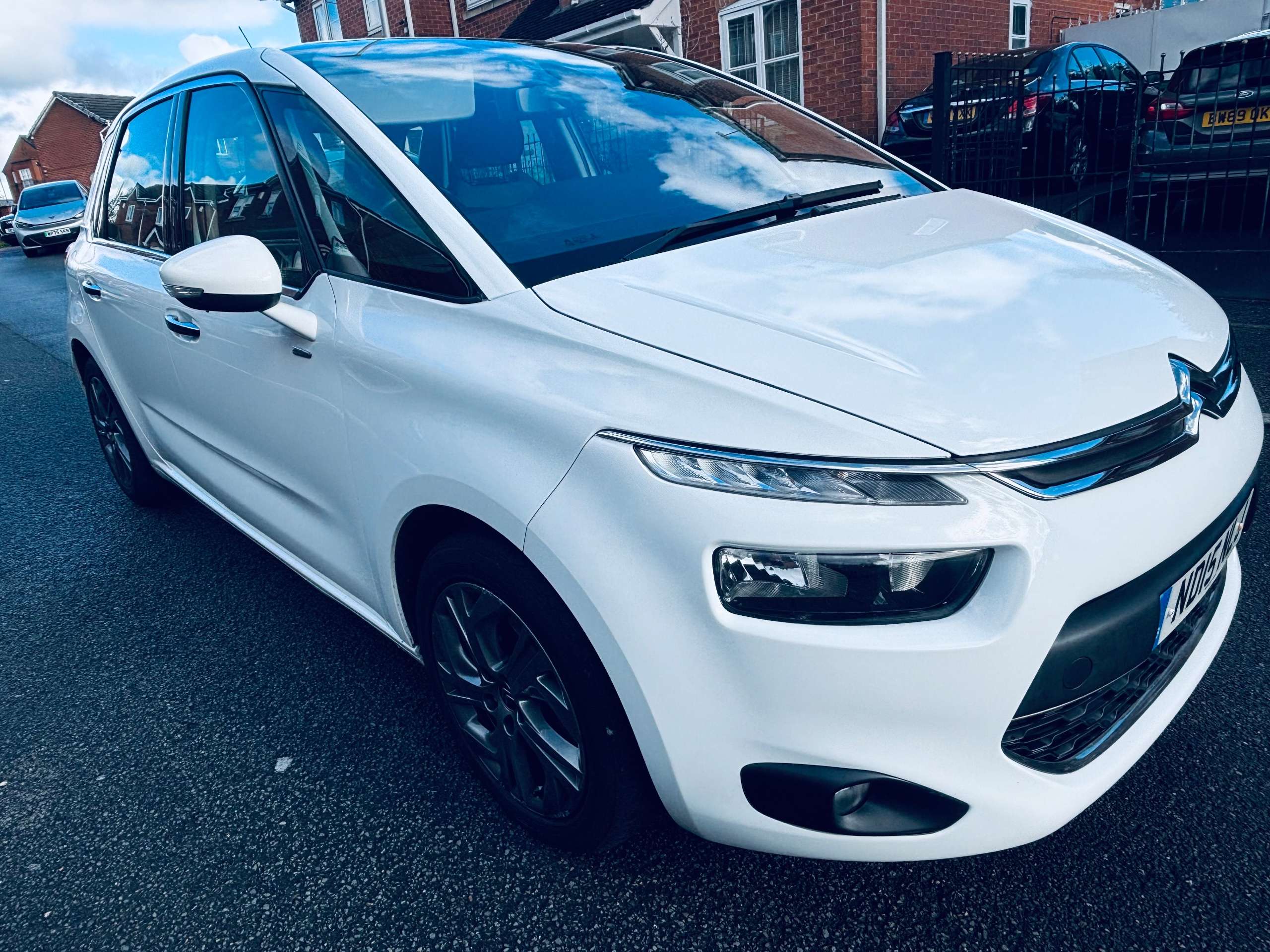 A 2015 CITROEN C4 PICASSO 1.6 e-HDi Exclusive MPV 5dr Diesel ETG6 Euro 5 (s/s) (115 ps) A 2015 CITROEN C4 PICASSO 1.6 e-HDi Exclusive MPV 5dr Diesel ETG6 Euro 5 (s/s) (115 ps)