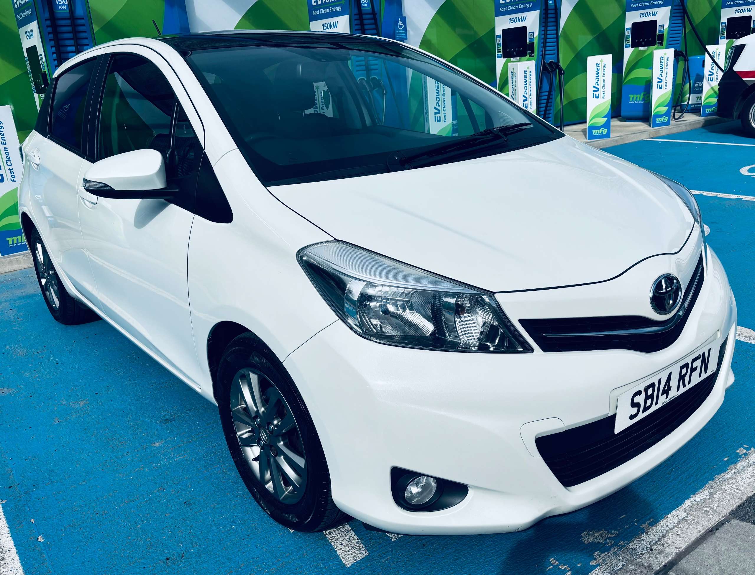 A 2014 TOYOTA YARIS 1.33 Dual VVT-i Icon Plus Hatchback 5dr Petrol Manual Euro 5 (99 ps) A 2014 TOYOTA YARIS 1.33 Dual VVT-i Icon Plus Hatchback 5dr Petrol Manual Euro 5 (99 ps)