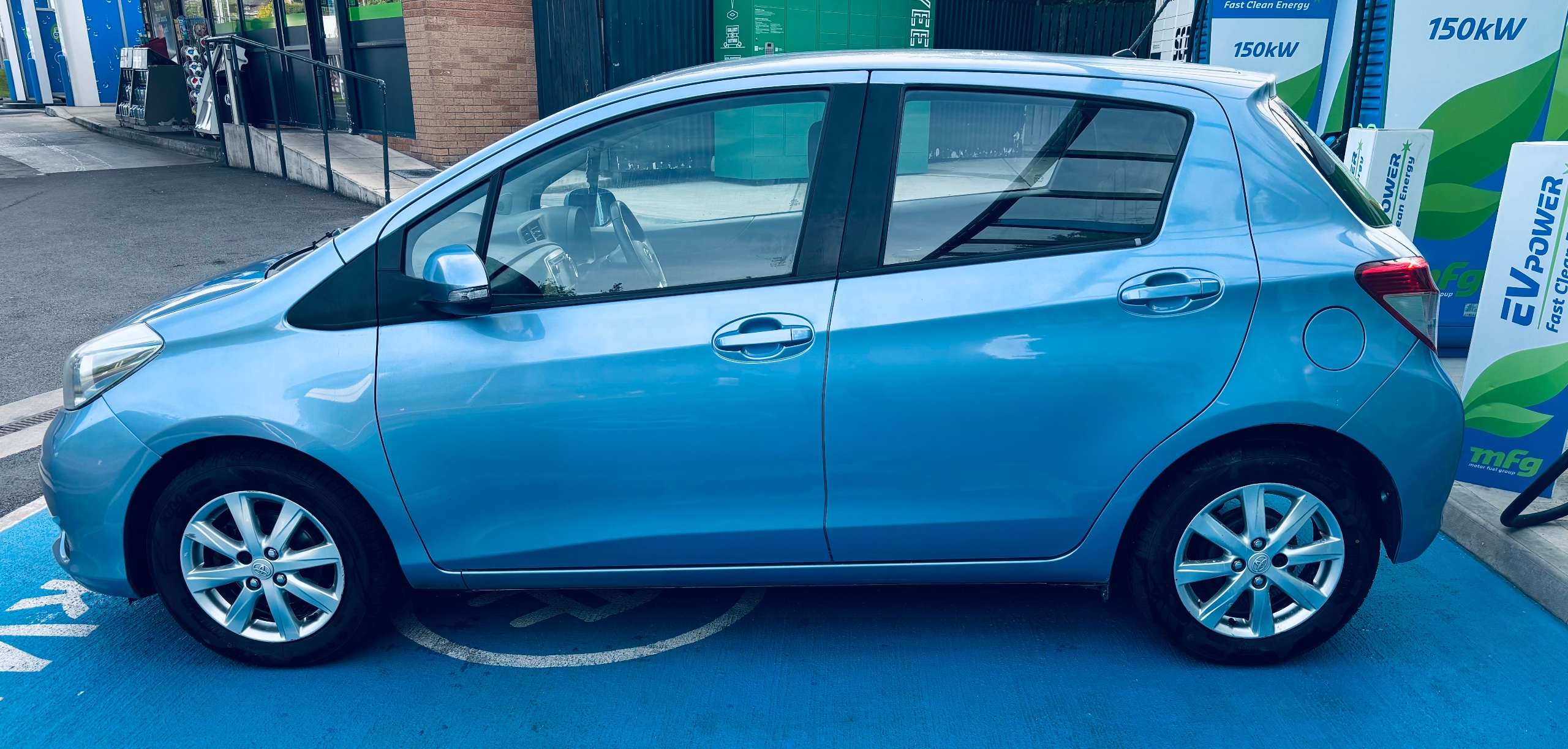 A 2013 TOYOTA YARIS 1.33 Dual VVT-i TR Hatchback 5dr Petrol Manual Euro 5 (101 ps) A 2013 TOYOTA YARIS 1.33 Dual VVT-i TR Hatchback 5dr Petrol Manual Euro 5 (101 ps)