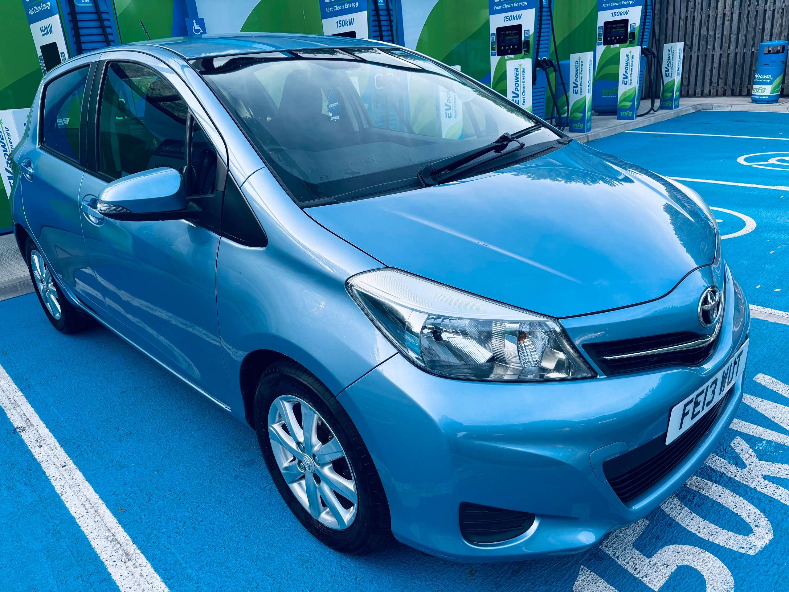 A 2013 TOYOTA YARIS 1.33 Dual VVT-i TR Hatchback 5dr Petrol Manual Euro 5 (101 ps) A 2013 TOYOTA YARIS 1.33 Dual VVT-i TR Hatchback 5dr Petrol Manual Euro 5 (101 ps)