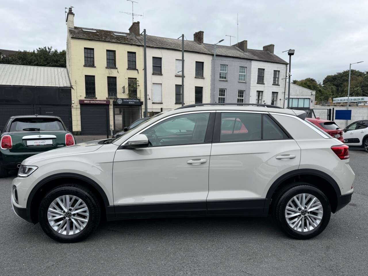 A 2024 VOLKSWAGEN T-ROC 1.0 TSI Life SUV 5dr Petrol Manual Euro 6 (s/s) (115 ps) A 2024 VOLKSWAGEN T-ROC 1.0 TSI Life SUV 5dr Petrol Manual Euro 6 (s/s) (115 ps)