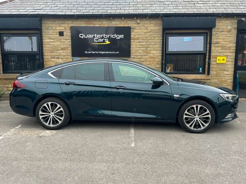 A 2017 VAUXHALL INSIGNIA GRAND SPORT SRI NAV A 2017 VAUXHALL INSIGNIA GRAND SPORT SRI NAV