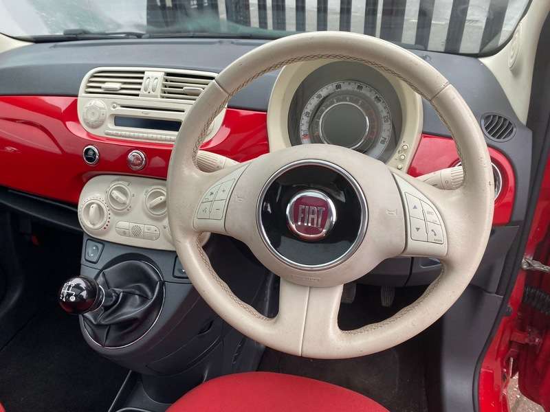A 2014 FIAT 500 LOUNGE A 2014 FIAT 500 LOUNGE