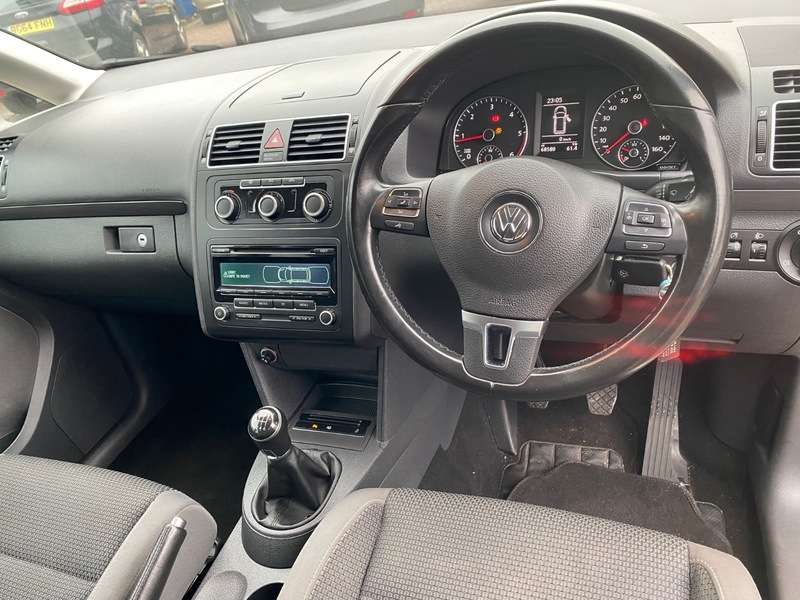 A 2013 VOLKSWAGEN TOURAN SE TDI A 2013 VOLKSWAGEN TOURAN SE TDI