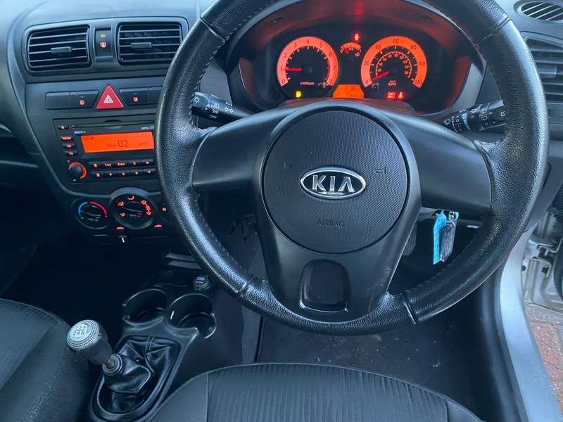 A 2011 KIA PICANTO 2 A 2011 KIA PICANTO 2