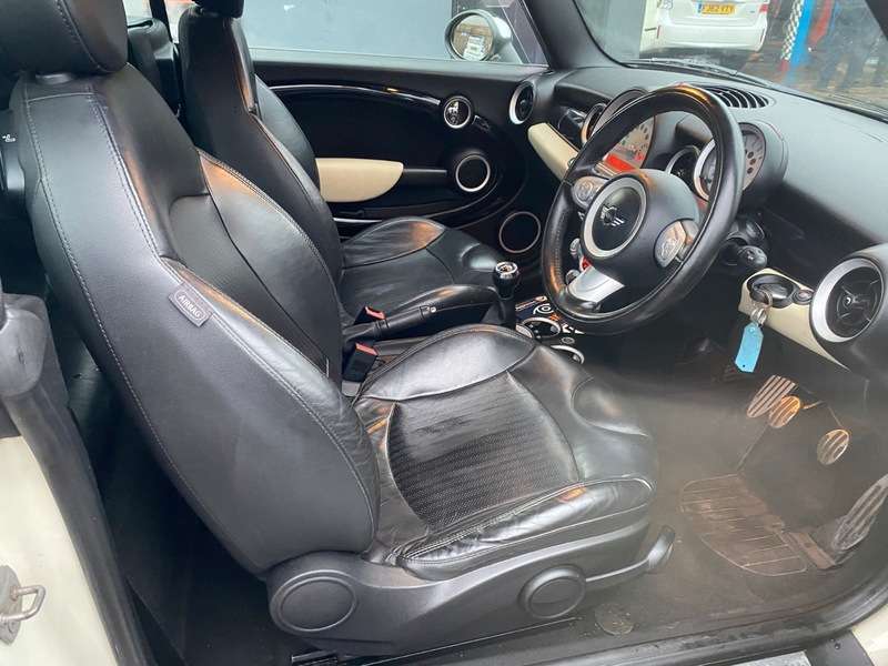 A 2010 MINI MINI COOPER S A 2010 MINI MINI COOPER S