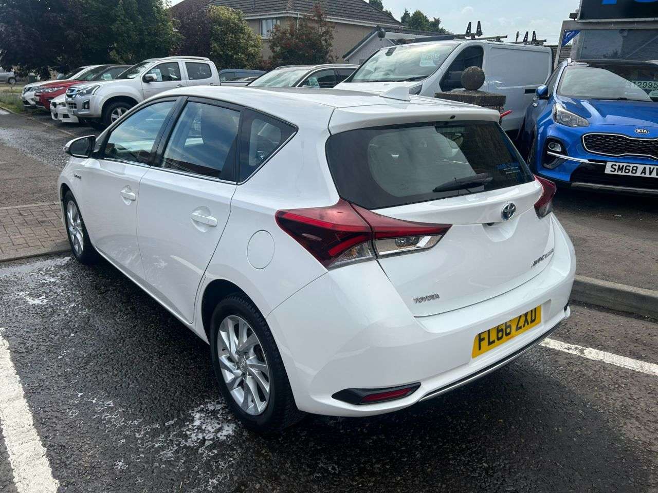 A 2016 TOYOTA AURIS 1.8 VVT-h Business Edition Hatchback 5dr Petrol Hybrid CVT Euro 6 (s/s) (13 A 2016 TOYOTA AURIS 1.8 VVT-h Business Edition Hatchback 5dr Petrol Hybrid CVT Euro 6 (s/s) (13