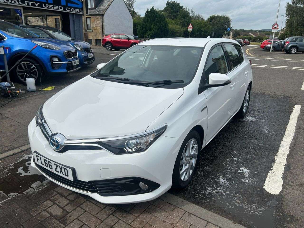 A 2016 TOYOTA AURIS 1.8 VVT-h Business Edition Hatchback 5dr Petrol Hybrid CVT Euro 6 (s/s) (13 A 2016 TOYOTA AURIS 1.8 VVT-h Business Edition Hatchback 5dr Petrol Hybrid CVT Euro 6 (s/s) (13