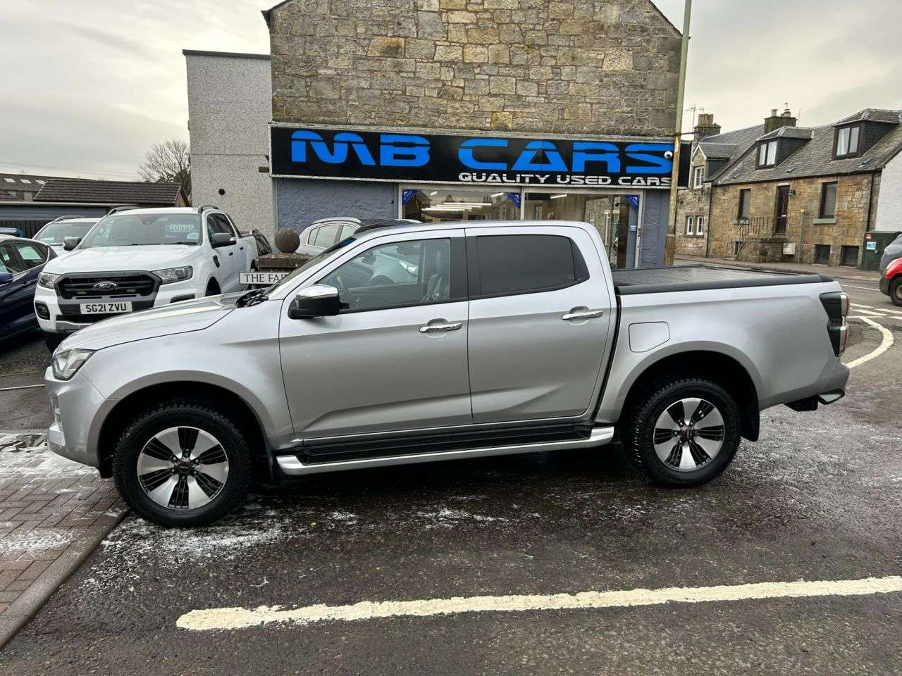 A 2022 ISUZU D-MAX 1.9 TD DL40 Pickup Double Cab 4dr Diesel Manual 4WD Euro 6 (s/s) (164 ps) A 2022 ISUZU D-MAX 1.9 TD DL40 Pickup Double Cab 4dr Diesel Manual 4WD Euro 6 (s/s) (164 ps)