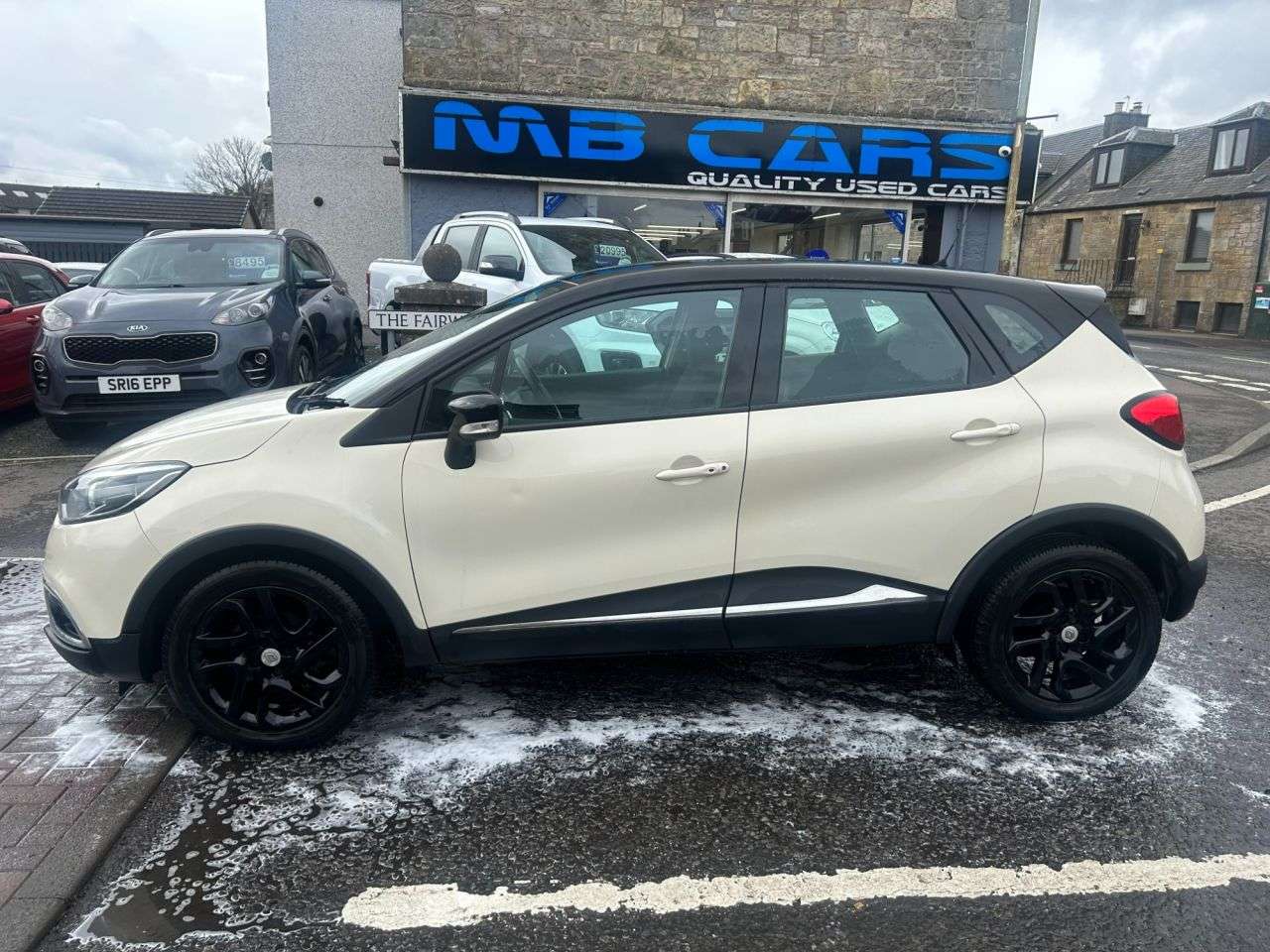 A 2015 RENAULT CAPTUR 0.9 TCe ENERGY Dynamique Nav SUV 5dr Petrol Manual Euro 6 (s/s) (90 ps) A 2015 RENAULT CAPTUR 0.9 TCe ENERGY Dynamique Nav SUV 5dr Petrol Manual Euro 6 (s/s) (90 ps)