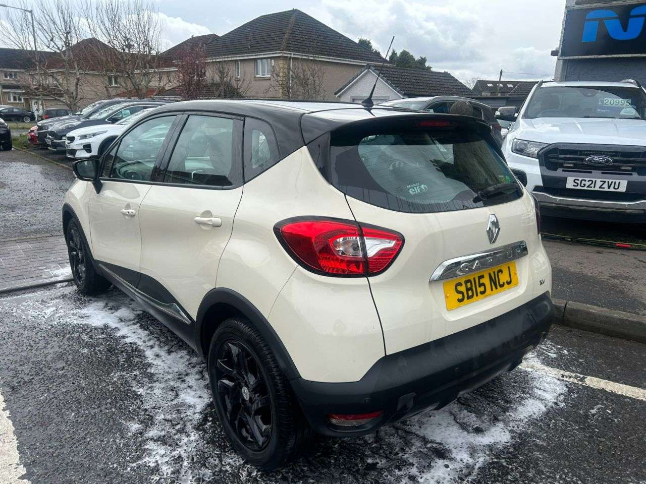 A 2015 RENAULT CAPTUR 0.9 TCe ENERGY Dynamique Nav SUV 5dr Petrol Manual Euro 6 (s/s) (90 ps) A 2015 RENAULT CAPTUR 0.9 TCe ENERGY Dynamique Nav SUV 5dr Petrol Manual Euro 6 (s/s) (90 ps)