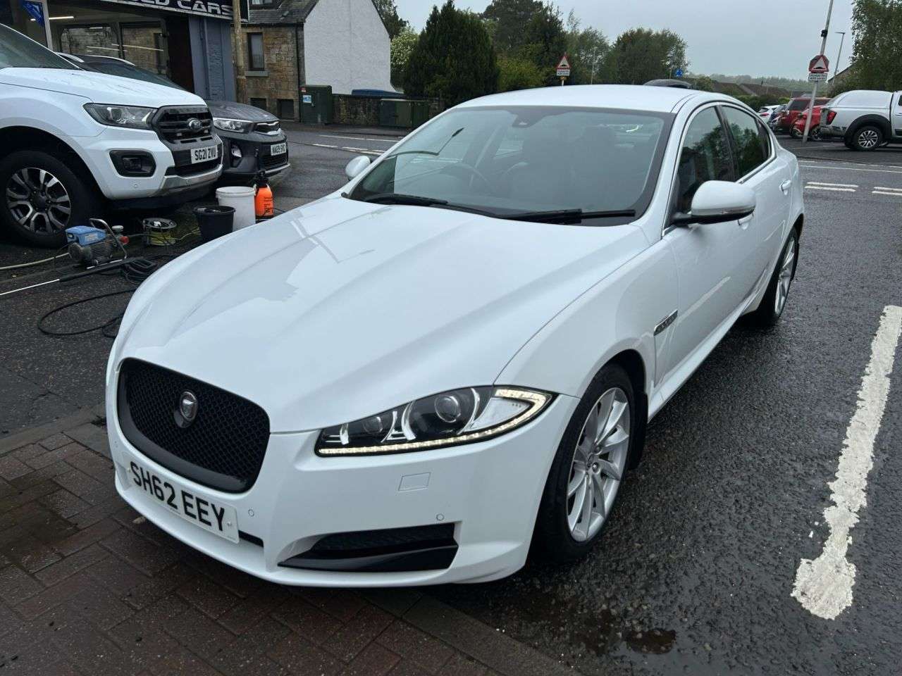 A 2012 JAGUAR XF 2.2d Premium Luxury Saloon 4dr Diesel Auto Euro 5 (s/s) (200 ps) A 2012 JAGUAR XF 2.2d Premium Luxury Saloon 4dr Diesel Auto Euro 5 (s/s) (200 ps)
