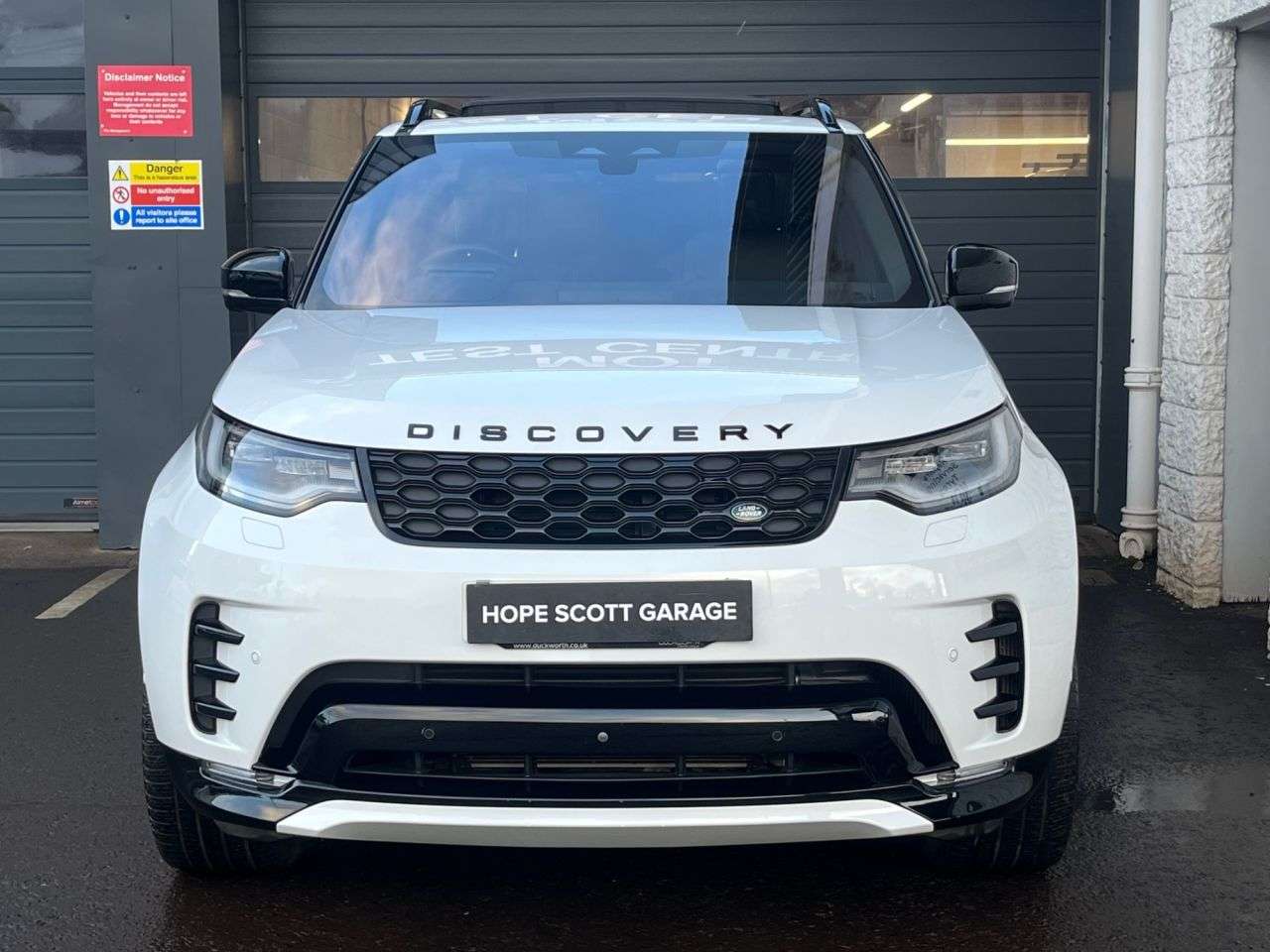 A 2021 LAND ROVER DISCOVERY R-DYNAMIC SE A 2021 LAND ROVER DISCOVERY R-DYNAMIC SE