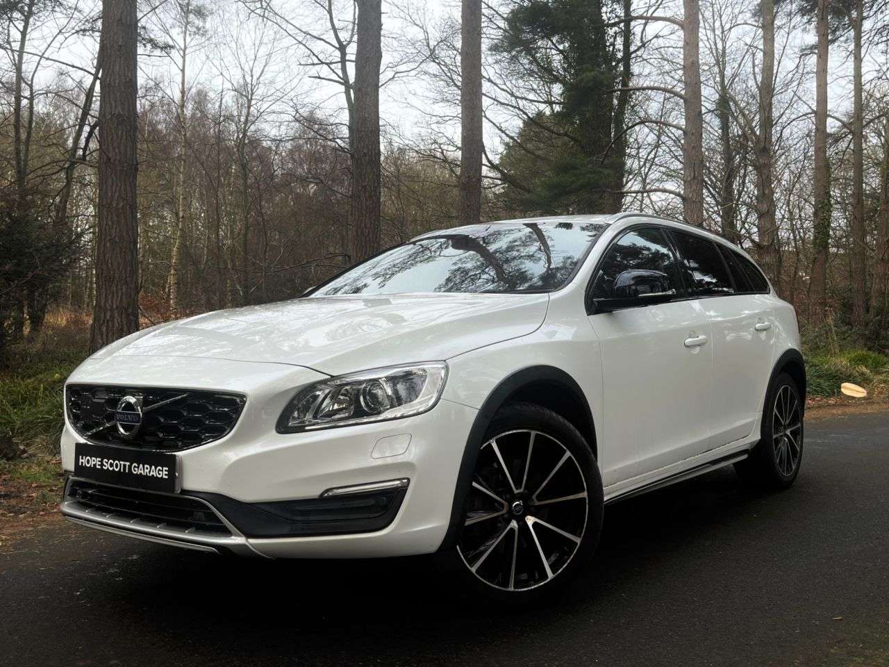 A 2017 VOLVO V60 CROSS COUNTRY 2.4 D4 Lux Nav Estate 5dr Diesel Auto AWD Euro 6 (s/s) (190 ps) ***WINTERPA A 2017 VOLVO V60 CROSS COUNTRY 2.4 D4 Lux Nav Estate 5dr Diesel Auto AWD Euro 6 (s/s) (190 ps) ***WINTERPA