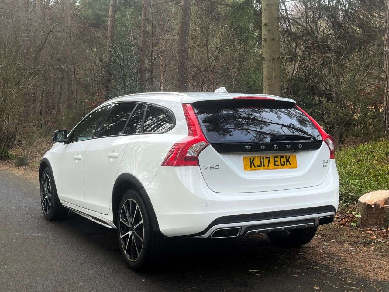 A 2017 VOLVO V60 CROSS COUNTRY 2.4 D4 Lux Nav Estate 5dr Diesel Auto AWD Euro 6 (s/s) (190 ps) ***WINTERPA A 2017 VOLVO V60 CROSS COUNTRY 2.4 D4 Lux Nav Estate 5dr Diesel Auto AWD Euro 6 (s/s) (190 ps) ***WINTERPA