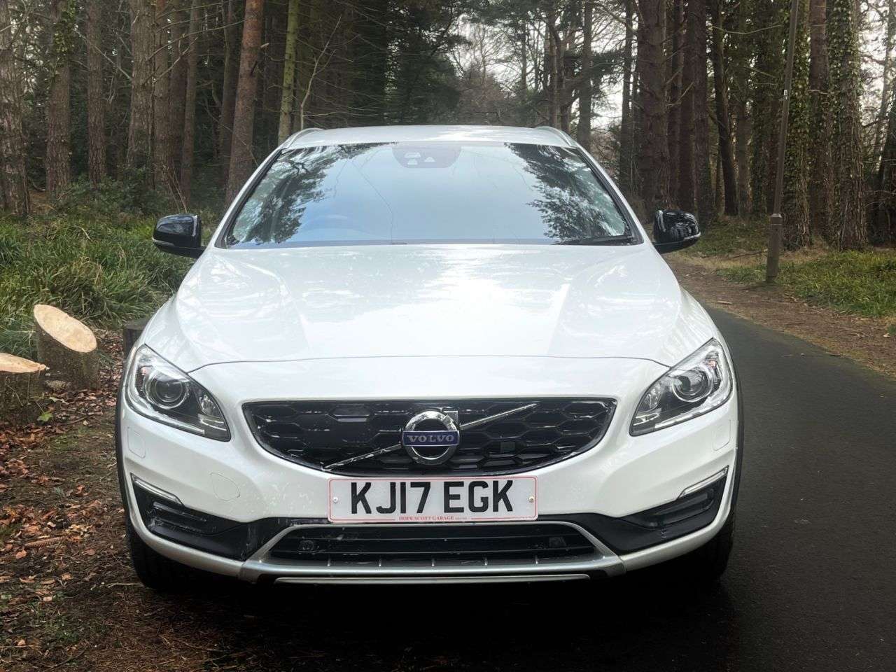 A 2017 VOLVO V60 CROSS COUNTRY 2.4 D4 Lux Nav Estate 5dr Diesel Auto AWD Euro 6 (s/s) (190 ps) ***WINTERPA A 2017 VOLVO V60 CROSS COUNTRY 2.4 D4 Lux Nav Estate 5dr Diesel Auto AWD Euro 6 (s/s) (190 ps) ***WINTERPA